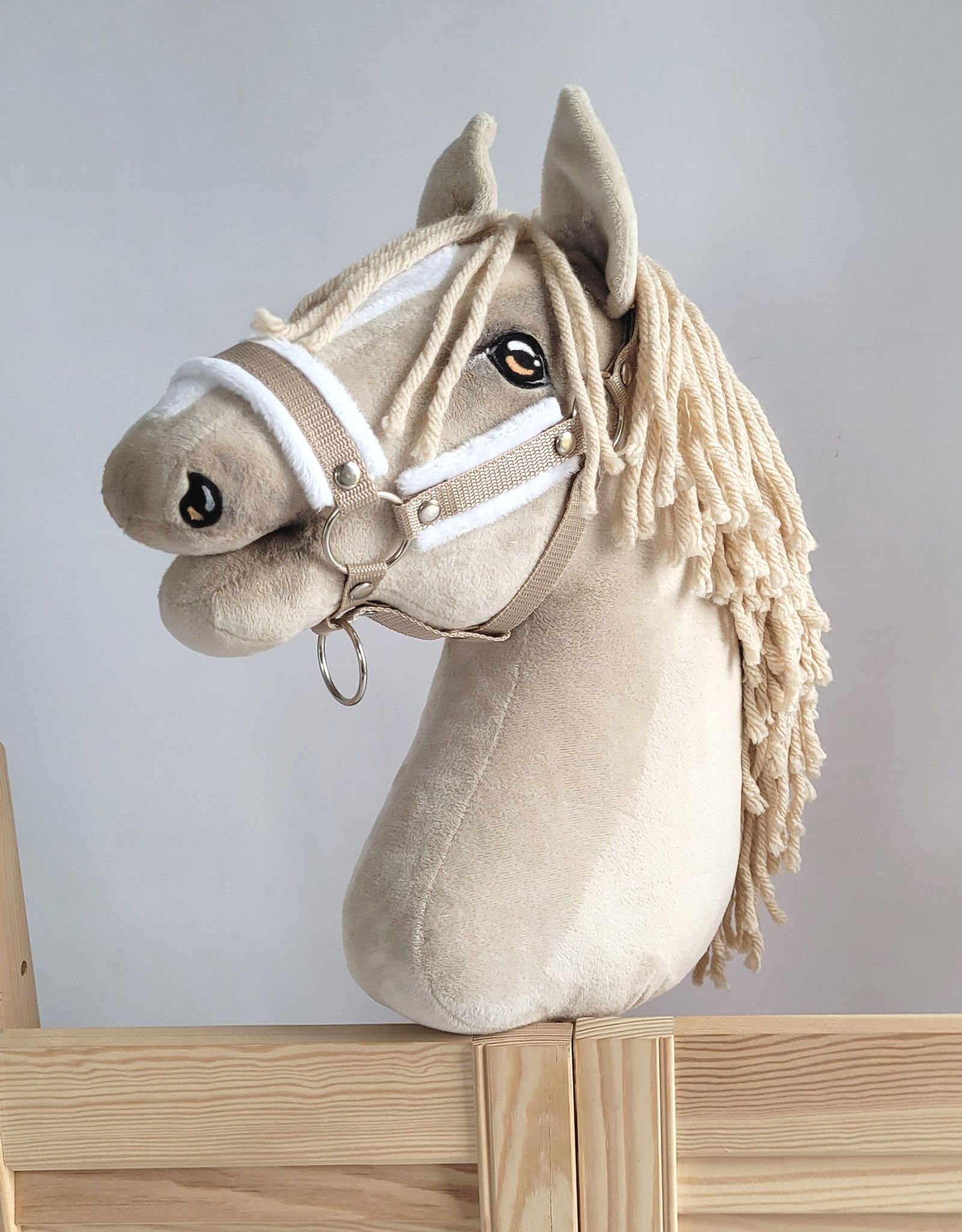 Reguliuojamas apynasris Hobby Horse žirgeliui A3 - smėlio spalvos su baltu pūkeliu - Image 2