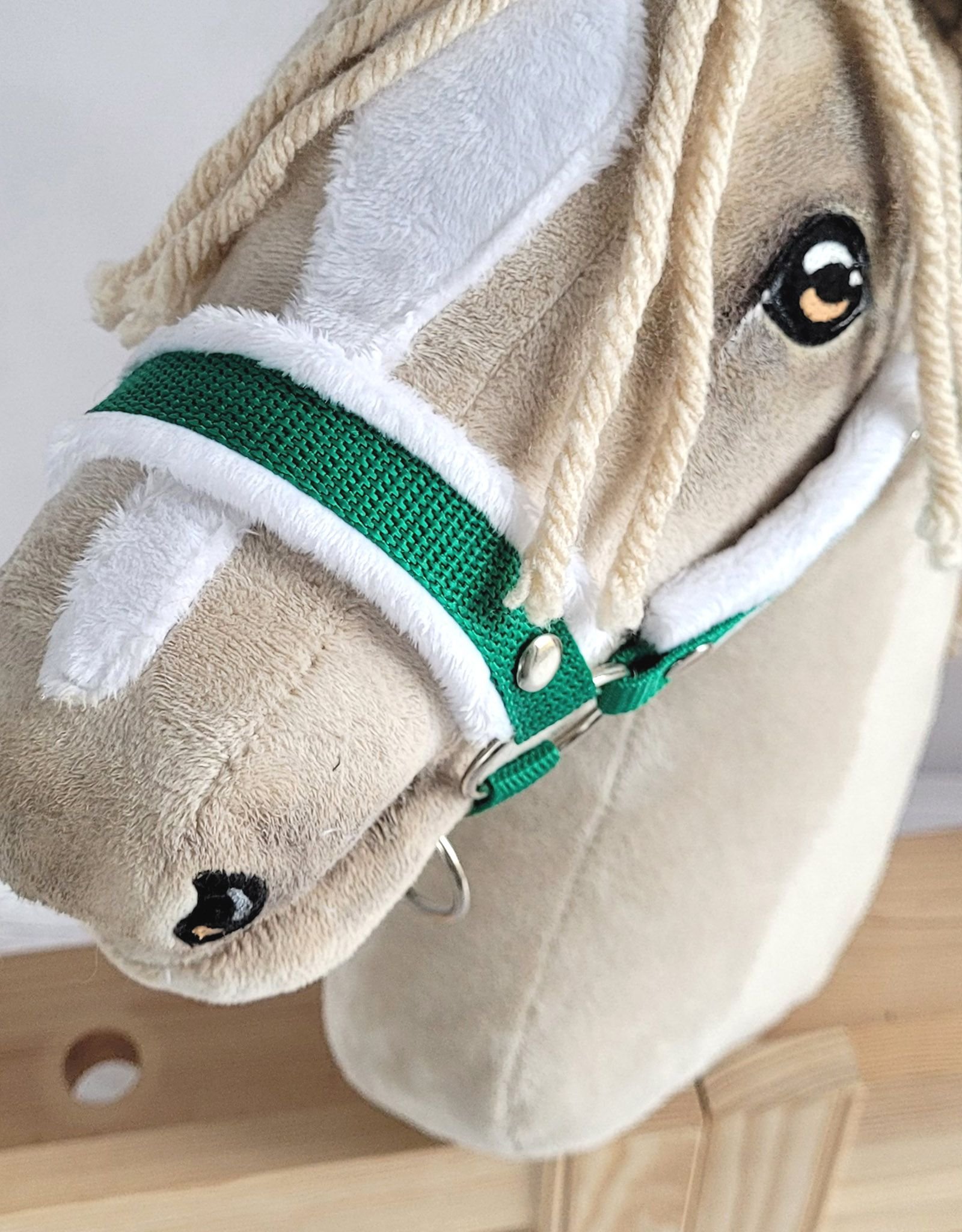 Reguliuojamas apynasris Hobby Horse žirgeliui A3 - žalia su baltu pūkeliu - Image 4