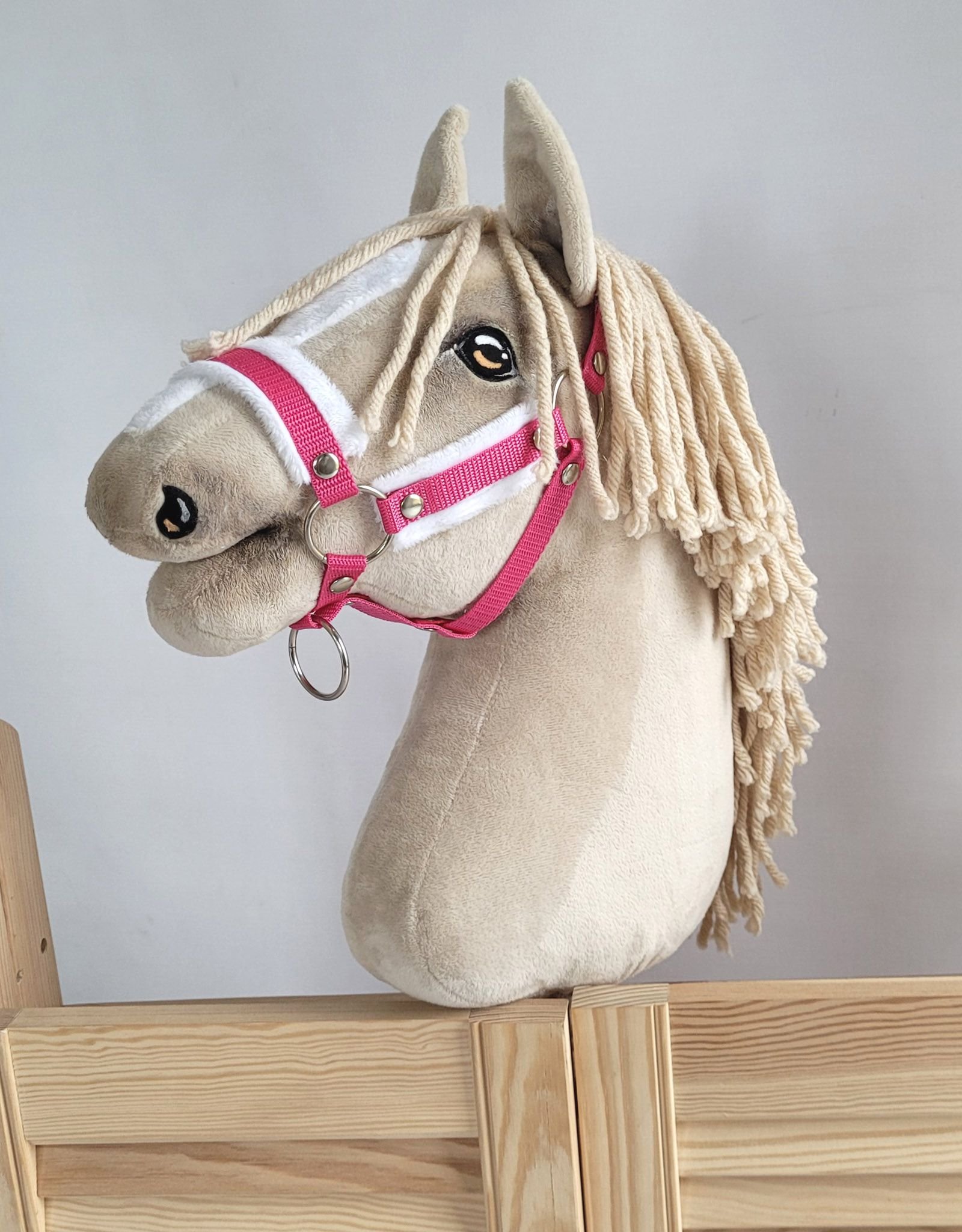 Reguliuojamas apynasris Hobby Horse žirgeliui A3 - tamsiai rožinė su baltu pūkeliu - Image 3