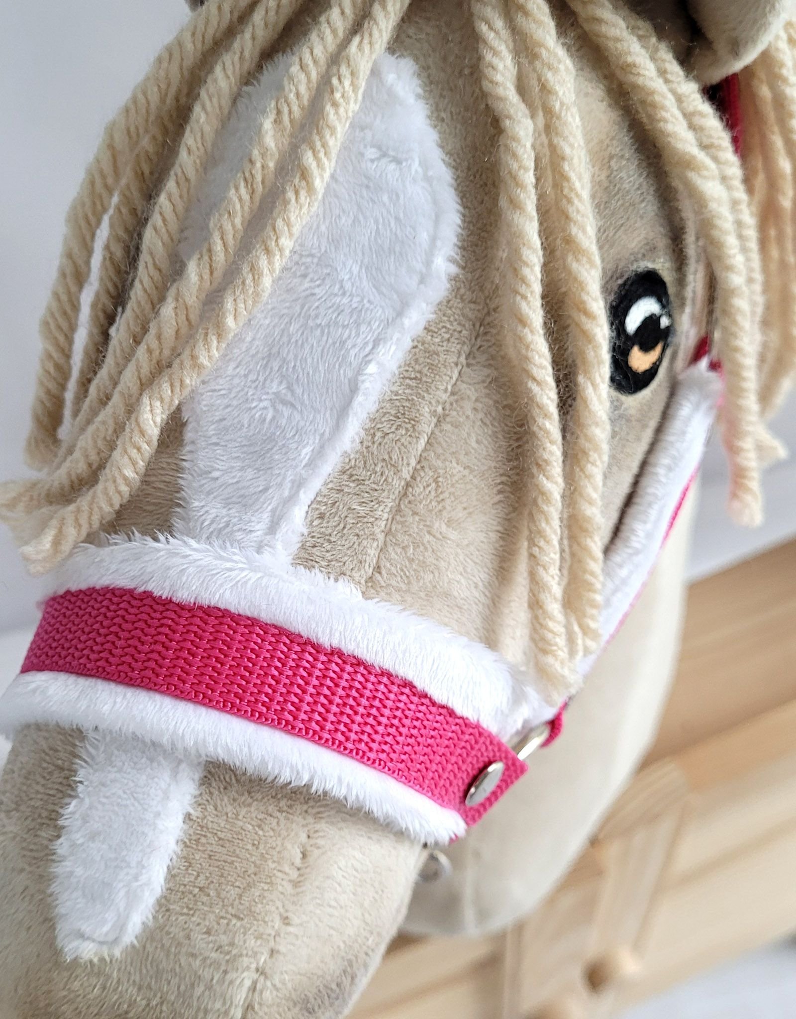 Reguliuojamas apynasris Hobby Horse žirgeliui A3 - tamsiai rožinė su baltu pūkeliu - Image 4