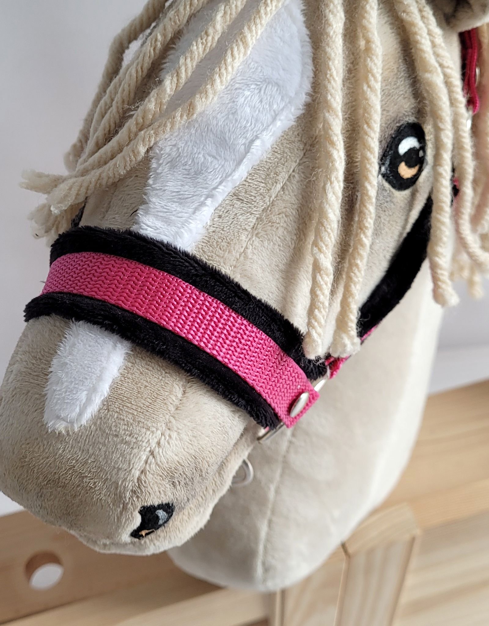 Reguliuojamas apynasris Hobby Horse žirgeliui A3 - tamsiai rožinė su juodu pūkeliu - Image 4
