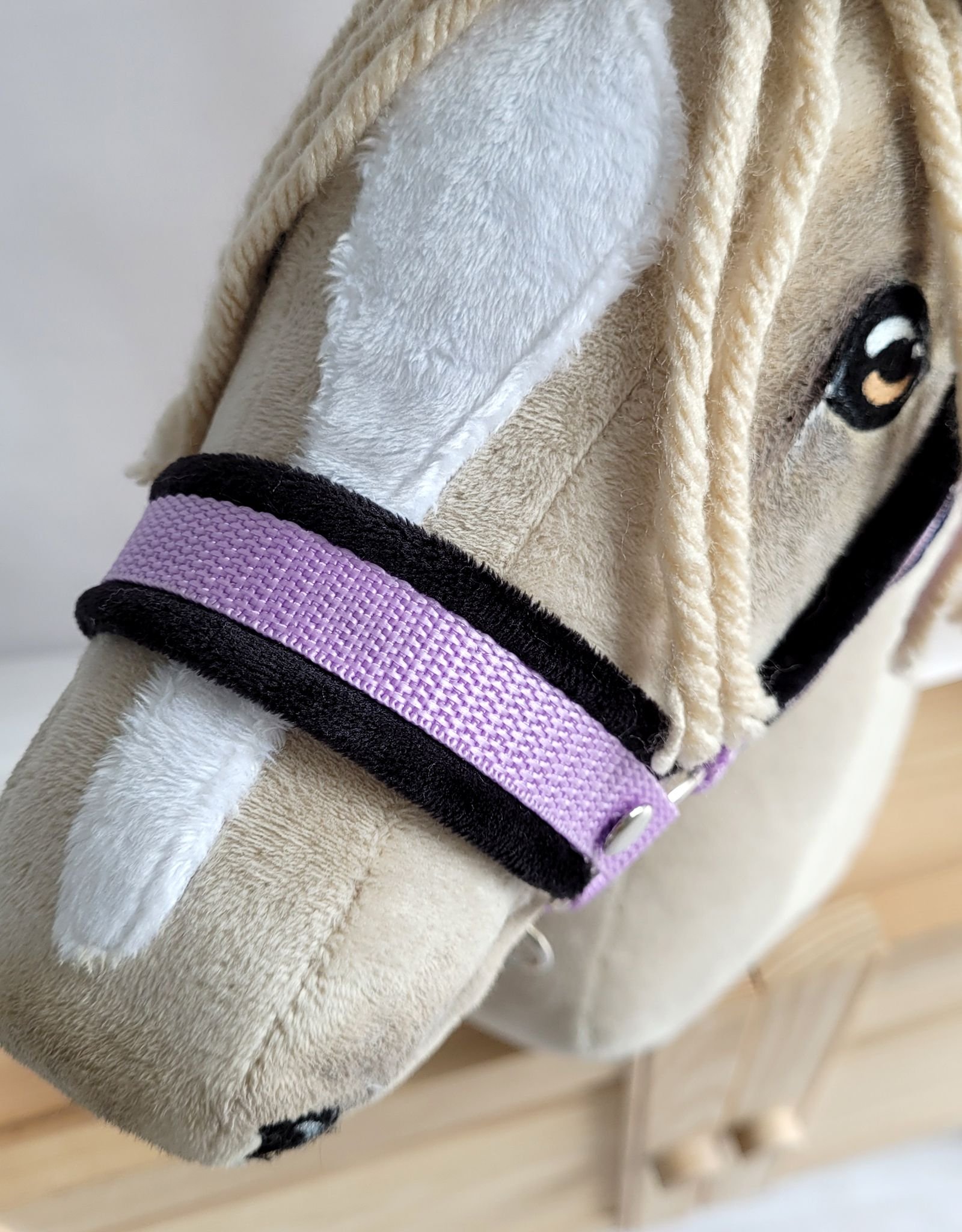 Reguliuojamas apynasris Hobby Horse žirgeliui A3 - violetinė su juodu pūkeliu - Image 4