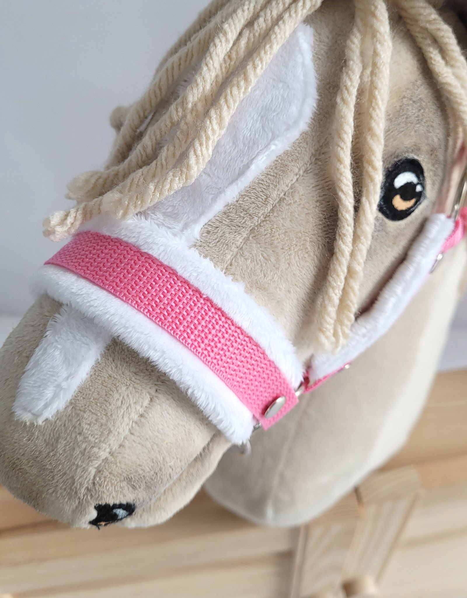 Reguliuojamas apynasris Hobby Horse žirgeliui A3 - rožinė su baltu pūkeliu - Image 4