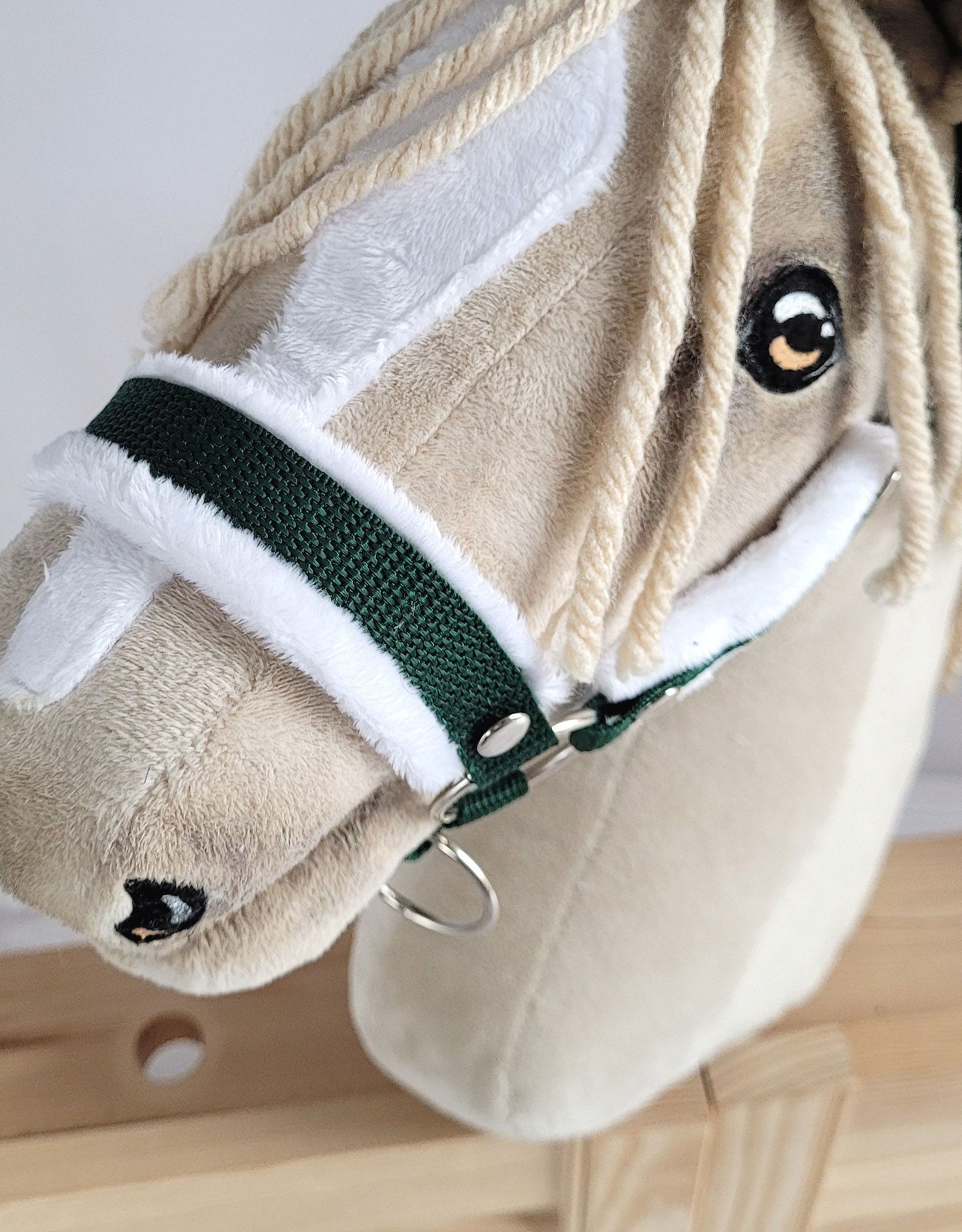 Reguliuojamas apynasris Hobby Horse žirgeliui A3 - buteliškai žalia su baltu pūkeliu - Image 4