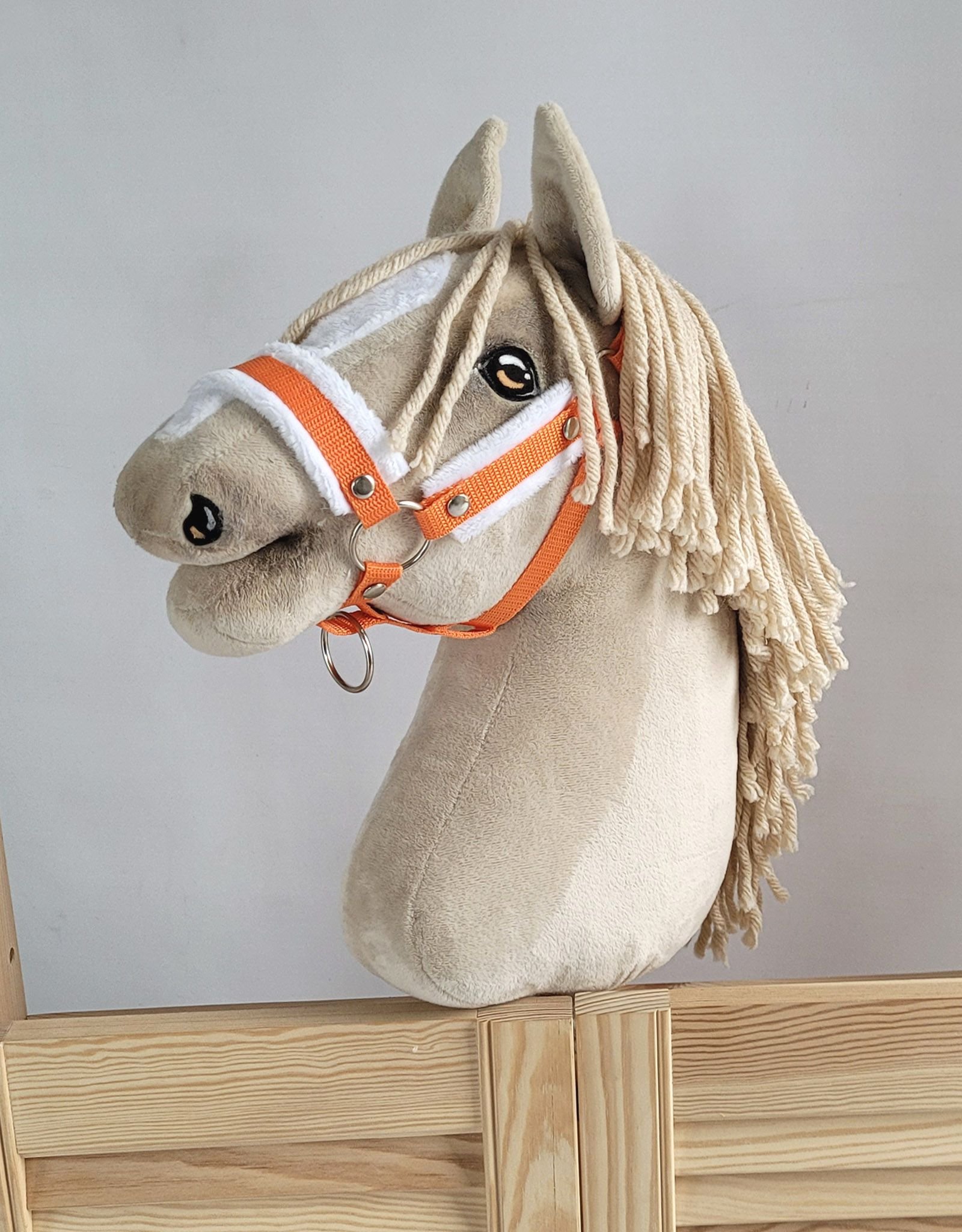Reguliuojamas apynasris Hobby Horse žirgeliui A3 - oranžinė su baltu pūkeliu - Image 4