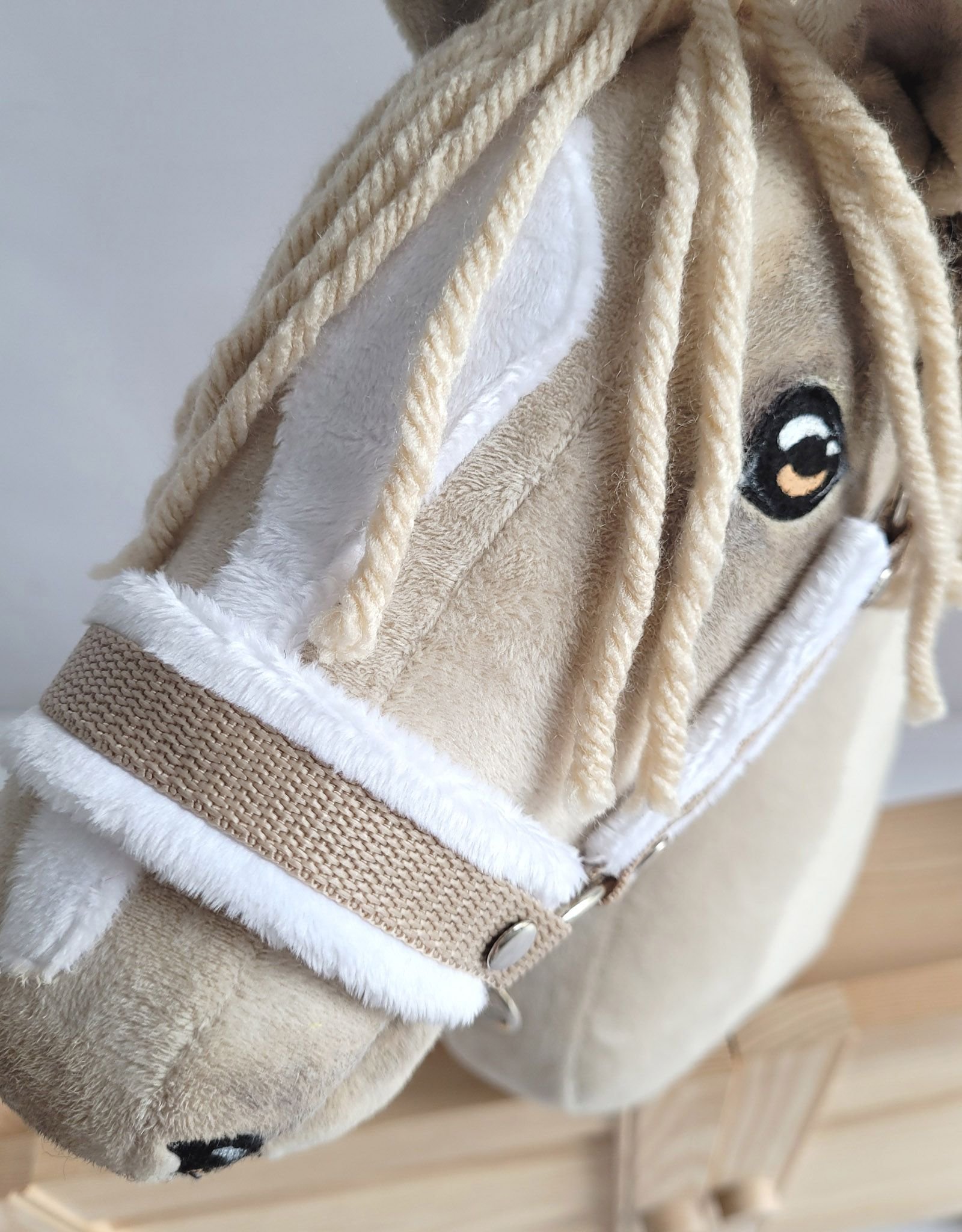 Rinkinys Hobby Horse: apynasris A3 su baltu kailiuku + pavadėlis iš virvės - balta-bėžinė - Image 3