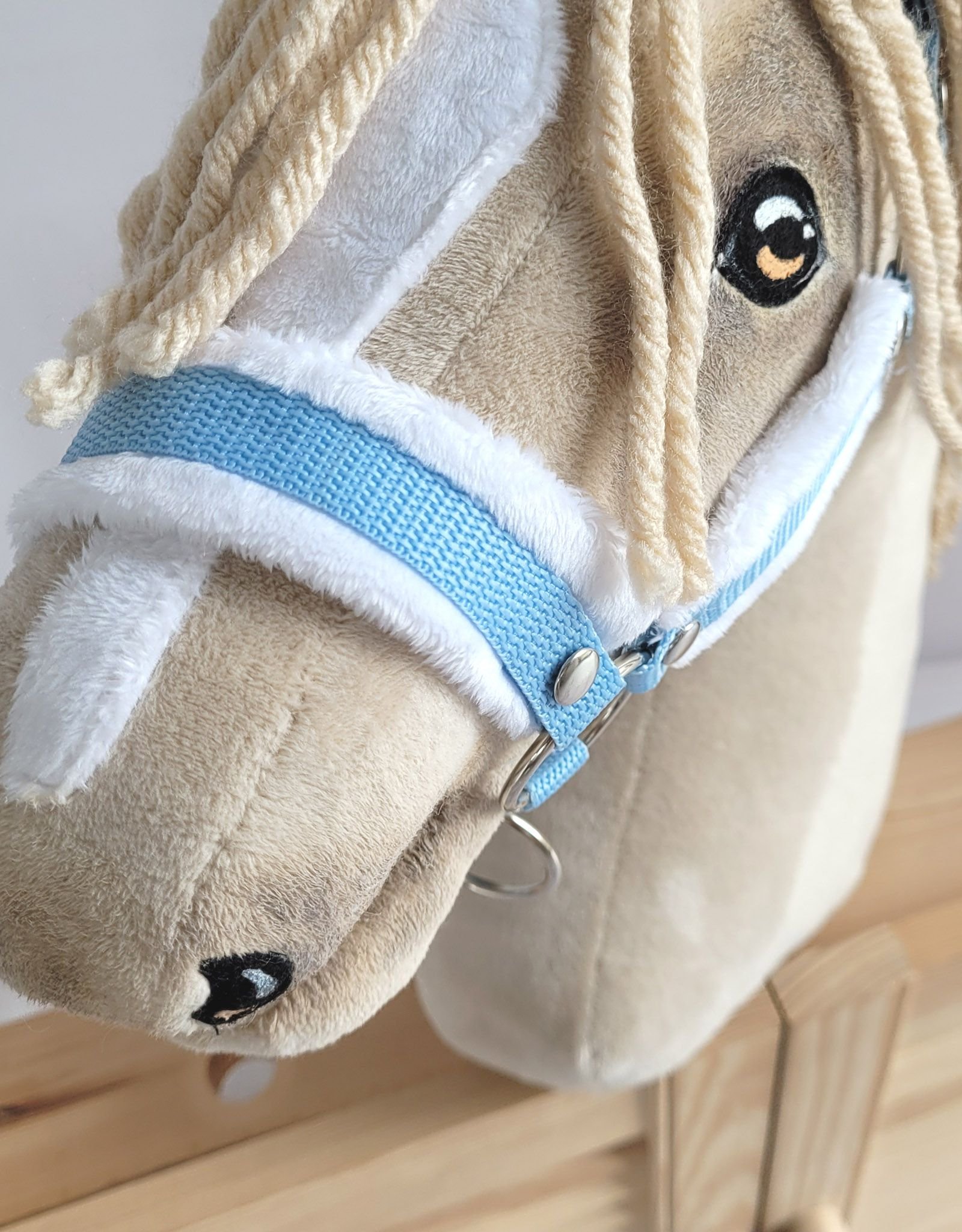 Rinkinys Hobby Horse: apynasris A3 su baltu kailiuku + pavadėlis iš virvės - balta-šviesiai mėlyna - Image 3