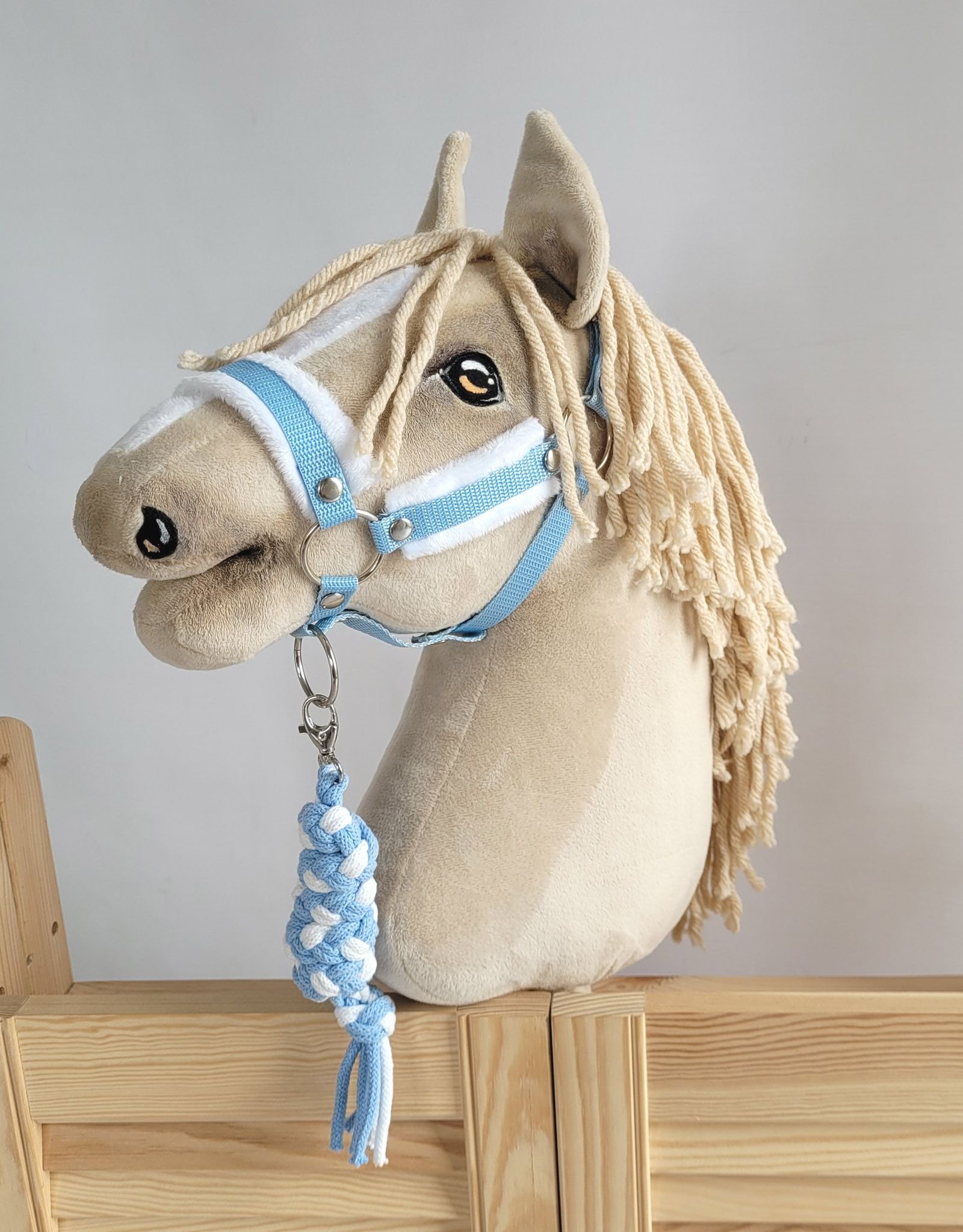 Rinkinys Hobby Horse: apynasris A3 su baltu kailiuku + pavadėlis iš virvės - balta-šviesiai mėlyna - Image 5