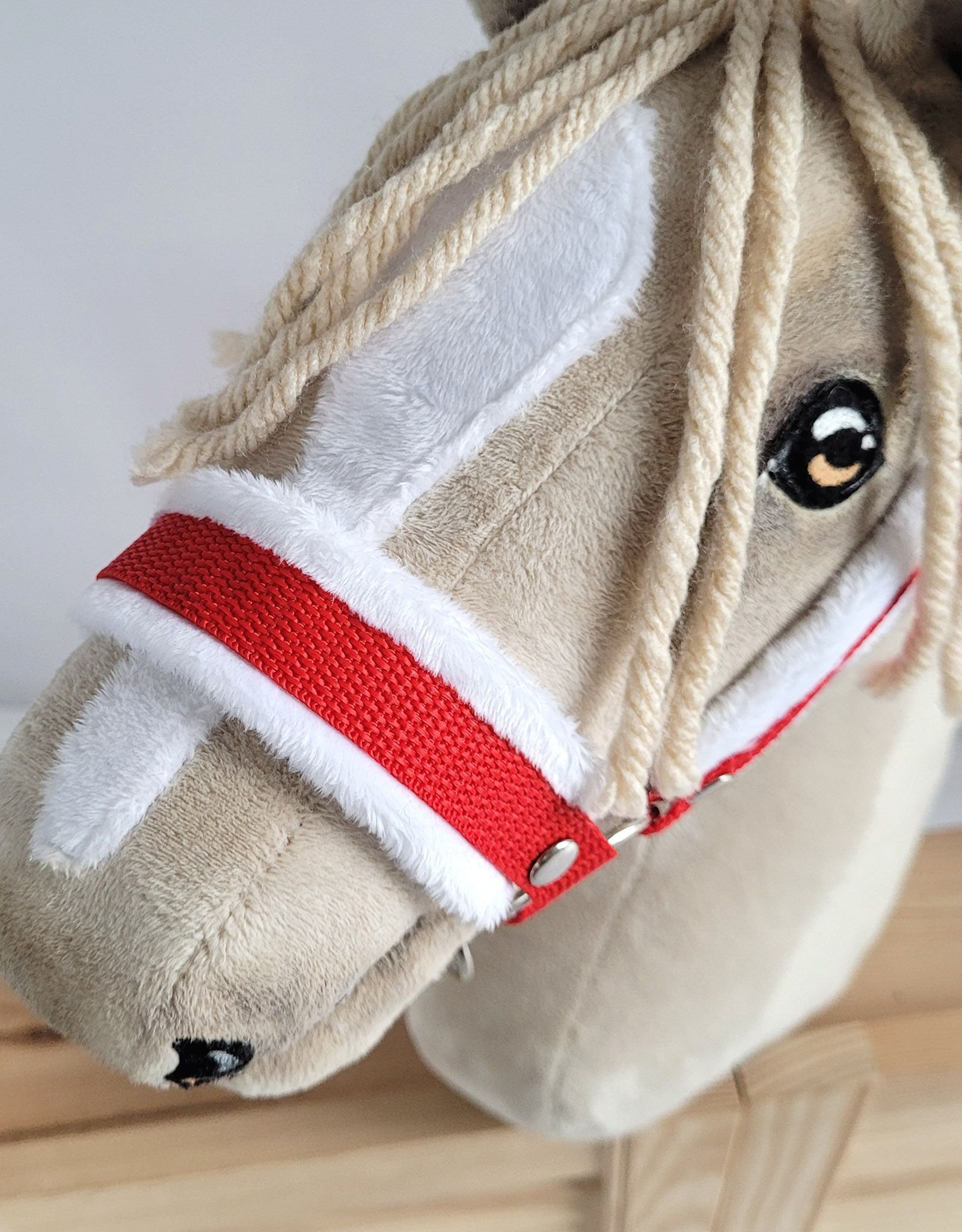 Rinkinys Hobby Horse: apynasris A3 su baltu kailiuku + pavadėlis iš virvės - balta-raudona - Image 3