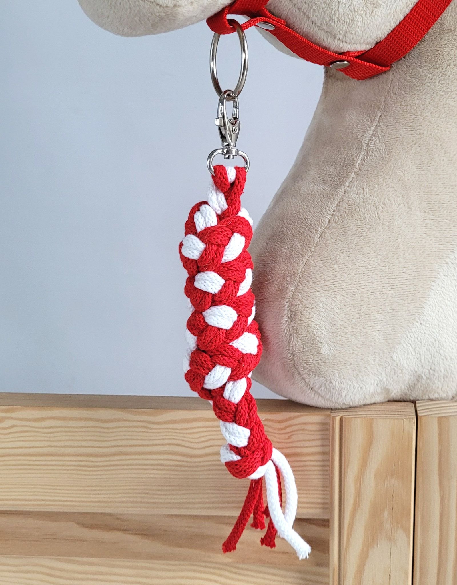 Rinkinys Hobby Horse: apynasris A3 su baltu kailiuku + pavadėlis iš virvės - balta-raudona - Image 4