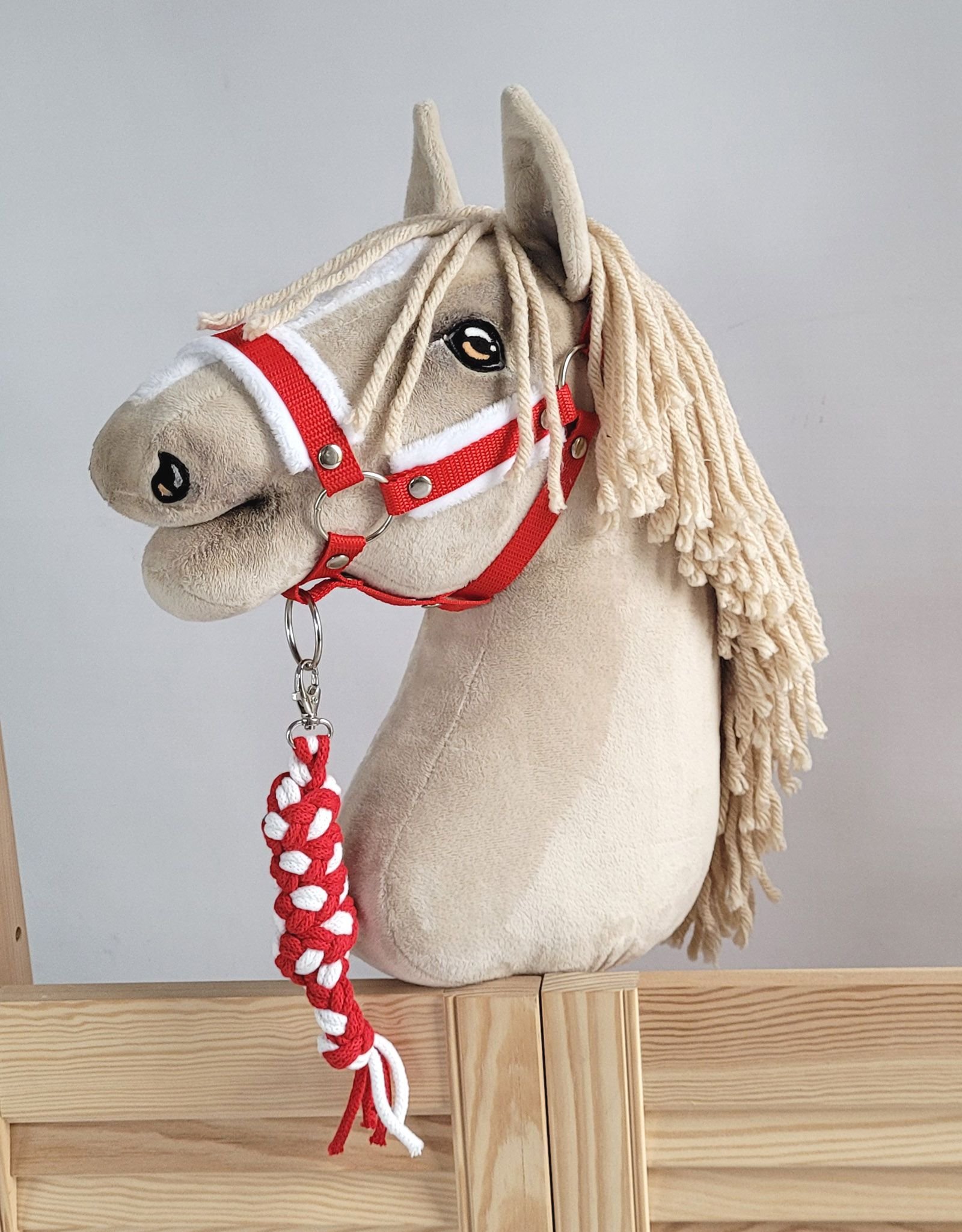 Rinkinys Hobby Horse: apynasris A3 su baltu kailiuku + pavadėlis iš virvės - balta-raudona - Image 5
