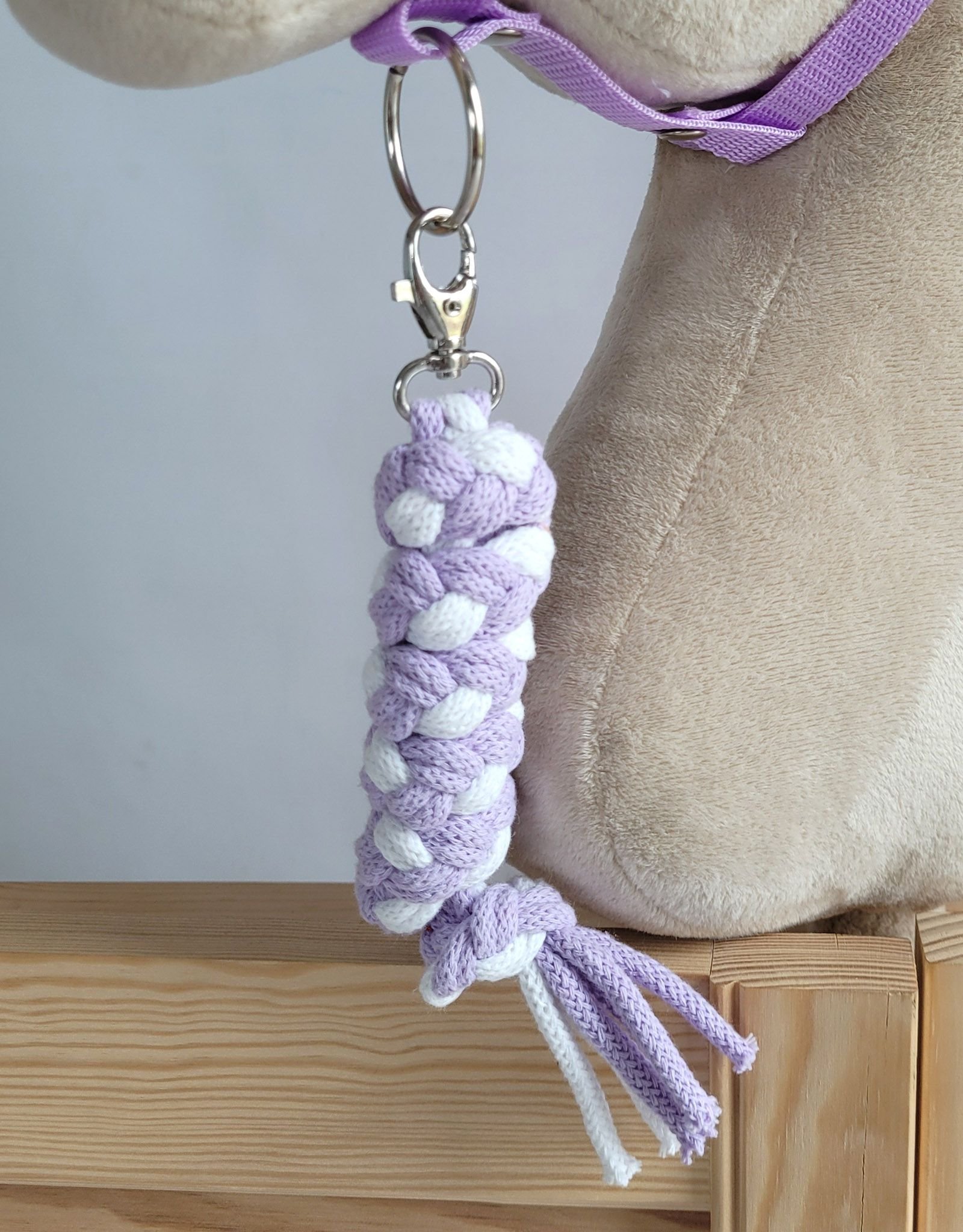 Pavadėlis Hobby Horse žirgeliui iš dvigubai vytos virvutės - balta-violetinė - Image 3