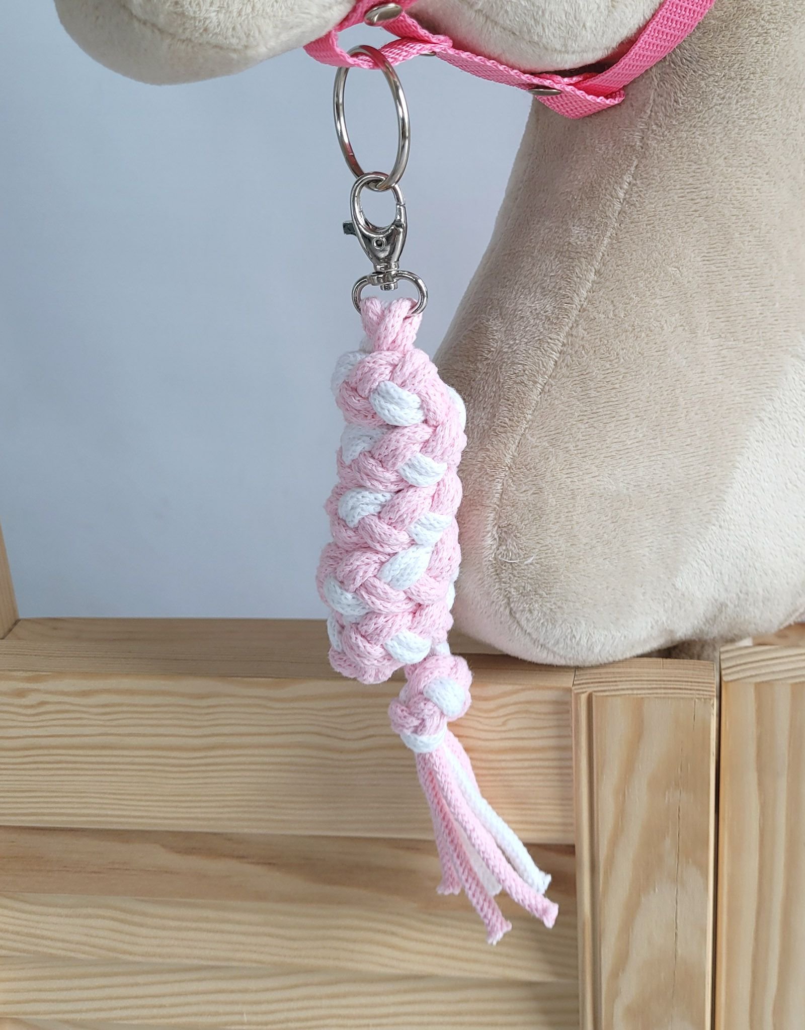 Rinkinys Hobby Horse: apynasris A3 su baltu kailiuku + pavadėlis iš virvės - balta-rožinė - Image 4