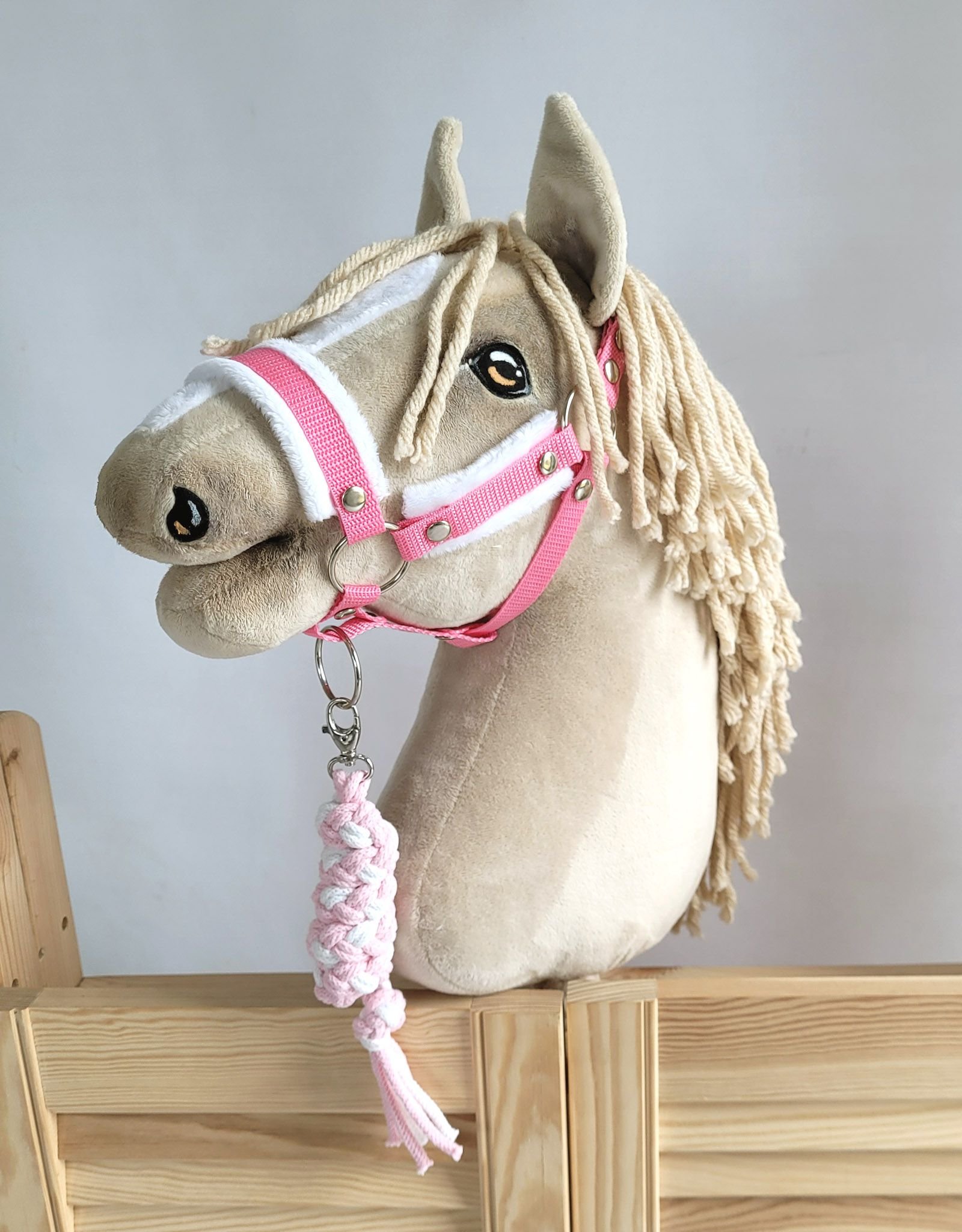 Rinkinys Hobby Horse: apynasris A3 su baltu kailiuku + pavadėlis iš virvės - balta-rožinė - Image 5