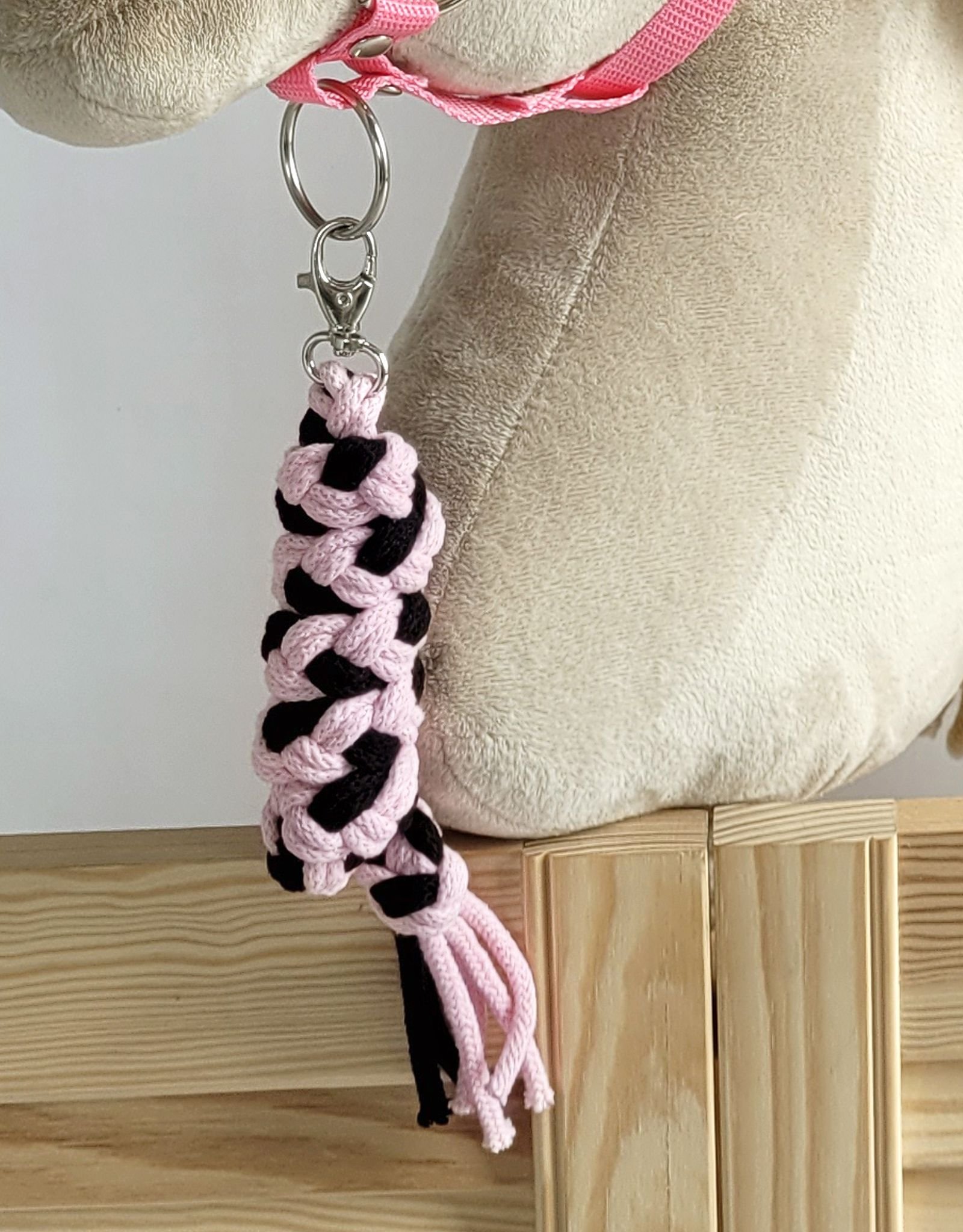 Rinkinys Hobby Horse: apynasris A3 su juodu kailiuku + pavadėlis iš virvės - juoda-rožinė - Image 3