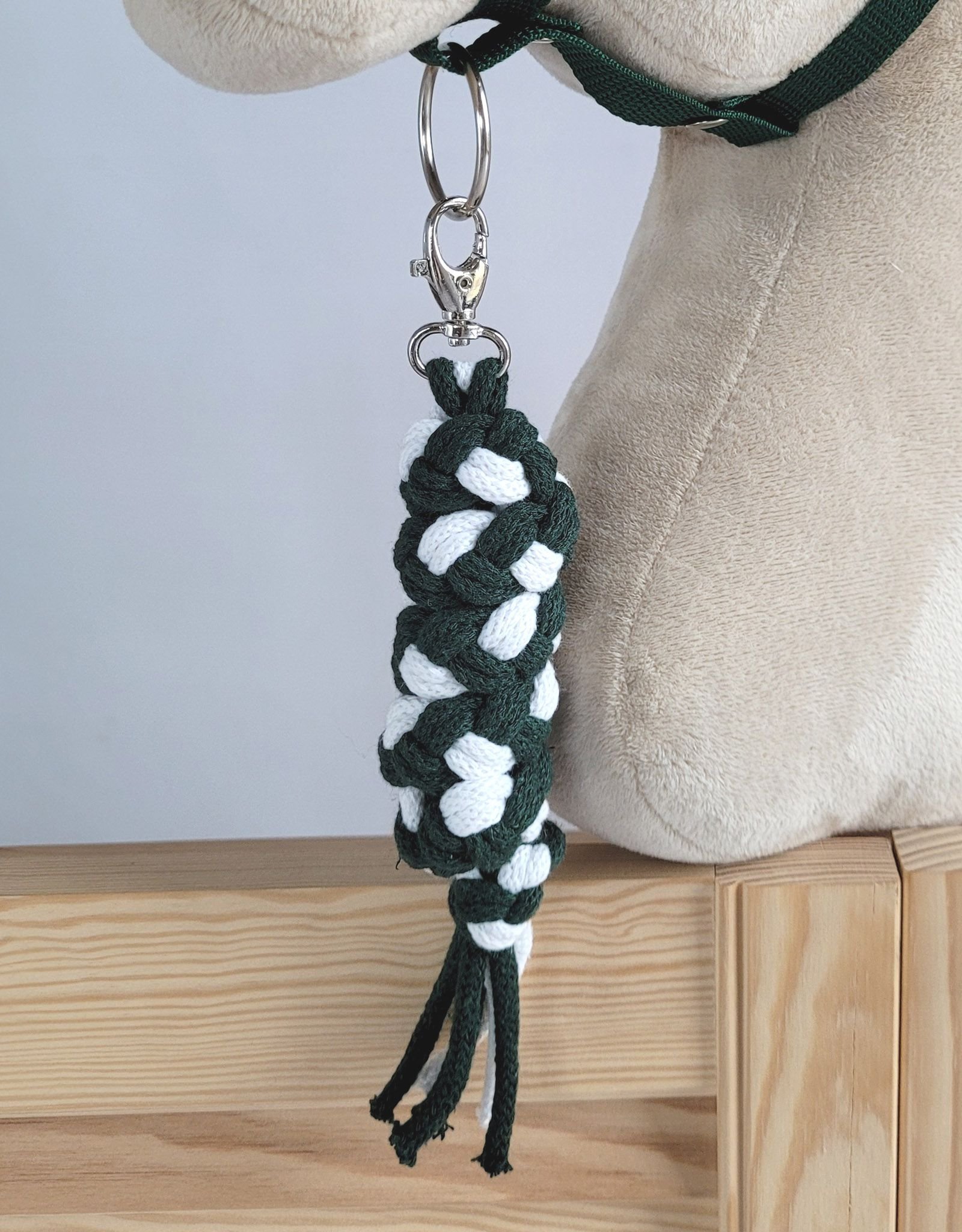 Rinkinys Hobby Horse: apynasris A3 su baltu kailiuku + pavadėlis iš virvės - balta-tamsiai žalia - Image 5