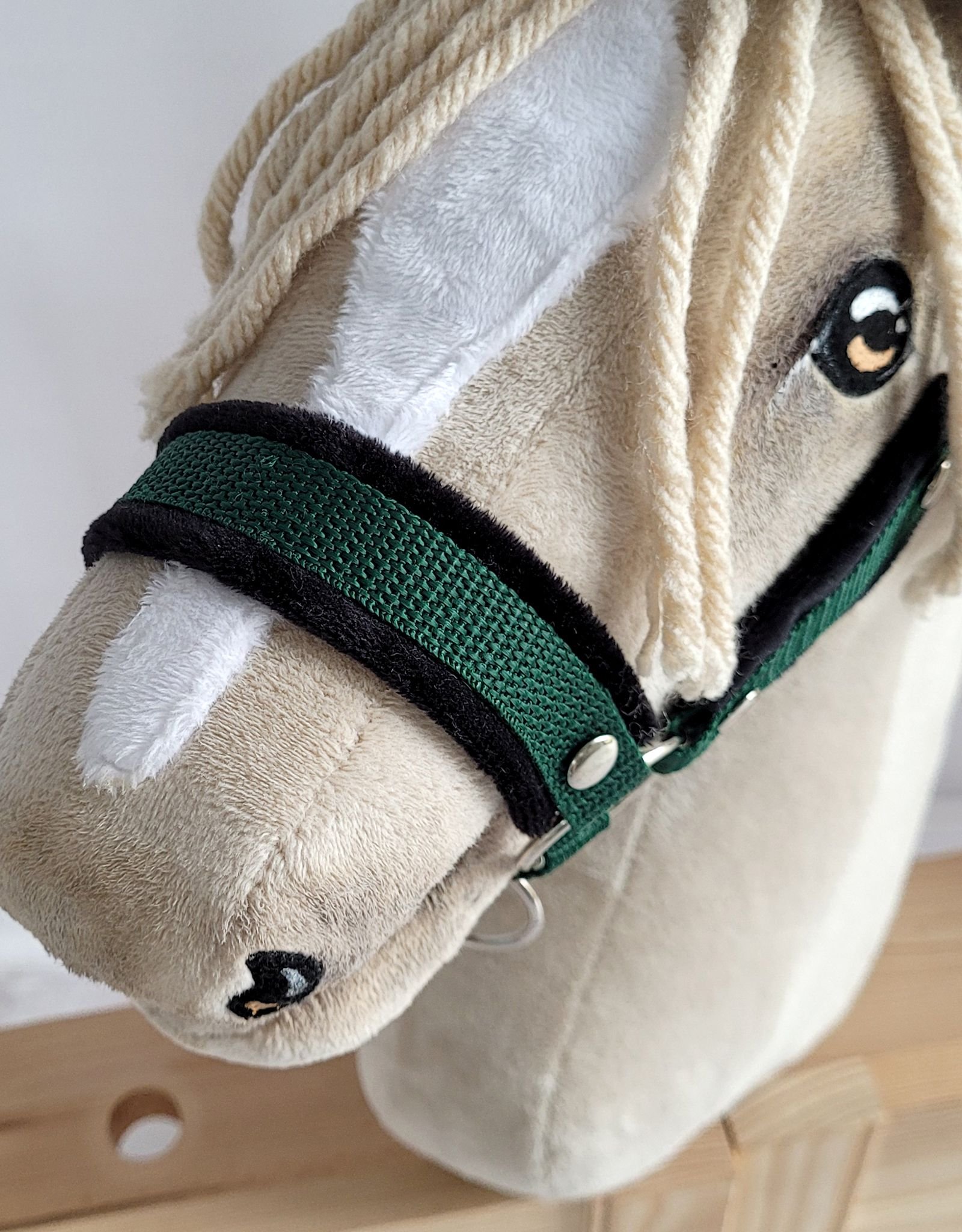 Rinkinys Hobby Horse: apynasris A3 su juodu kailiuku + pavadėlis iš virvės - juoda-tamsiai žalia - Image 4