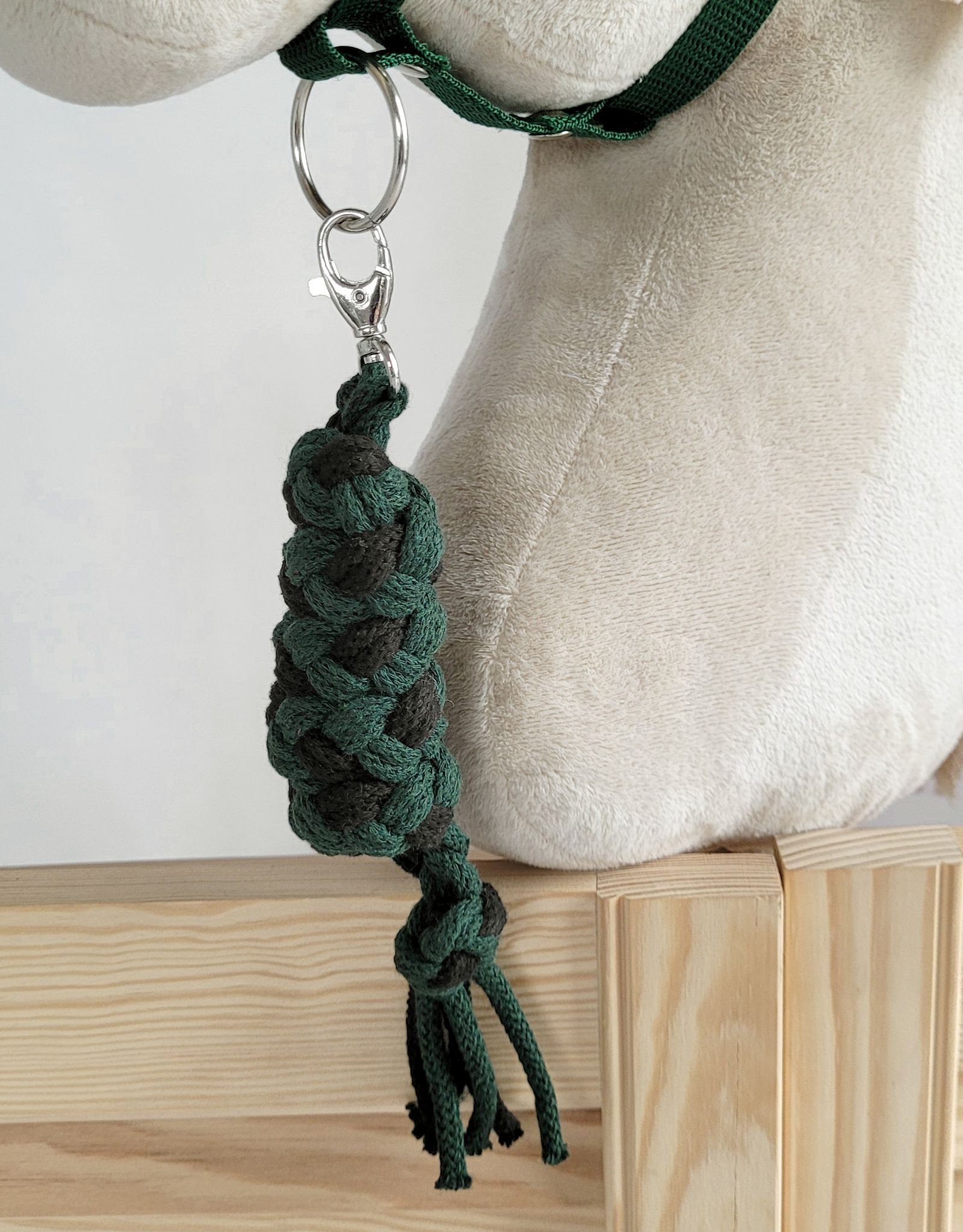 Rinkinys Hobby Horse: apynasris A3 su juodu kailiuku + pavadėlis iš virvės - juoda-tamsiai žalia - Image 5