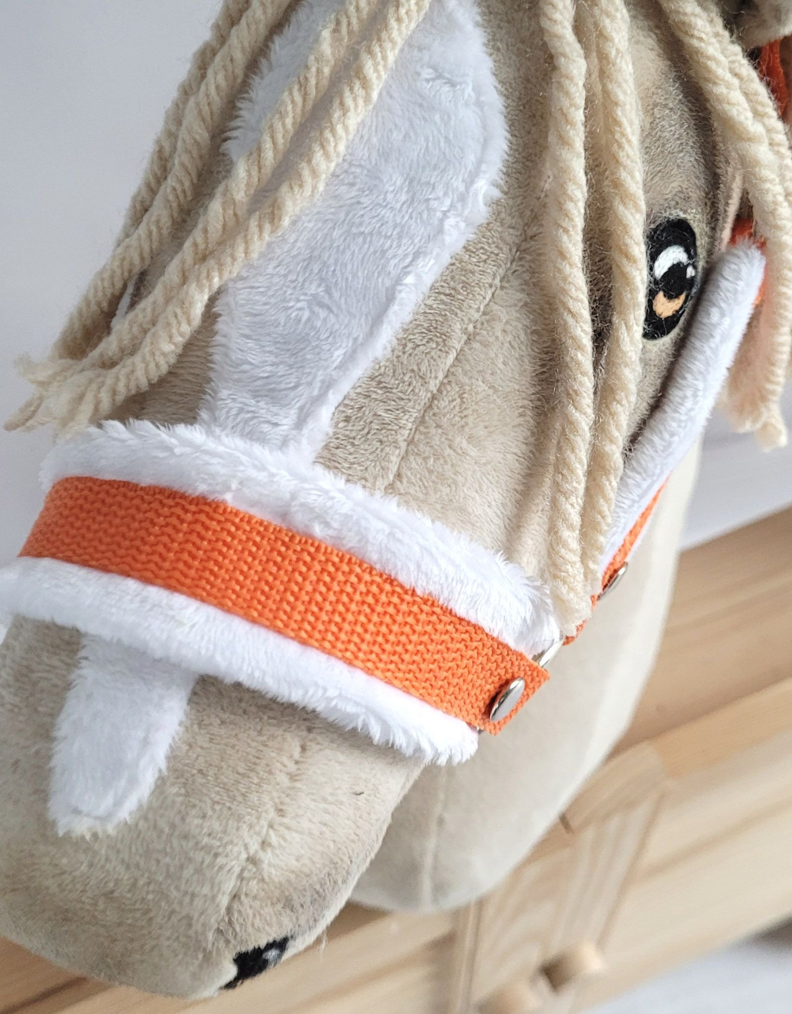 Rinkinys Hobby Horse: apynasris A3 su baltu kailiuku + pavadėlis iš virvės - balta-oranžinė - Image 3