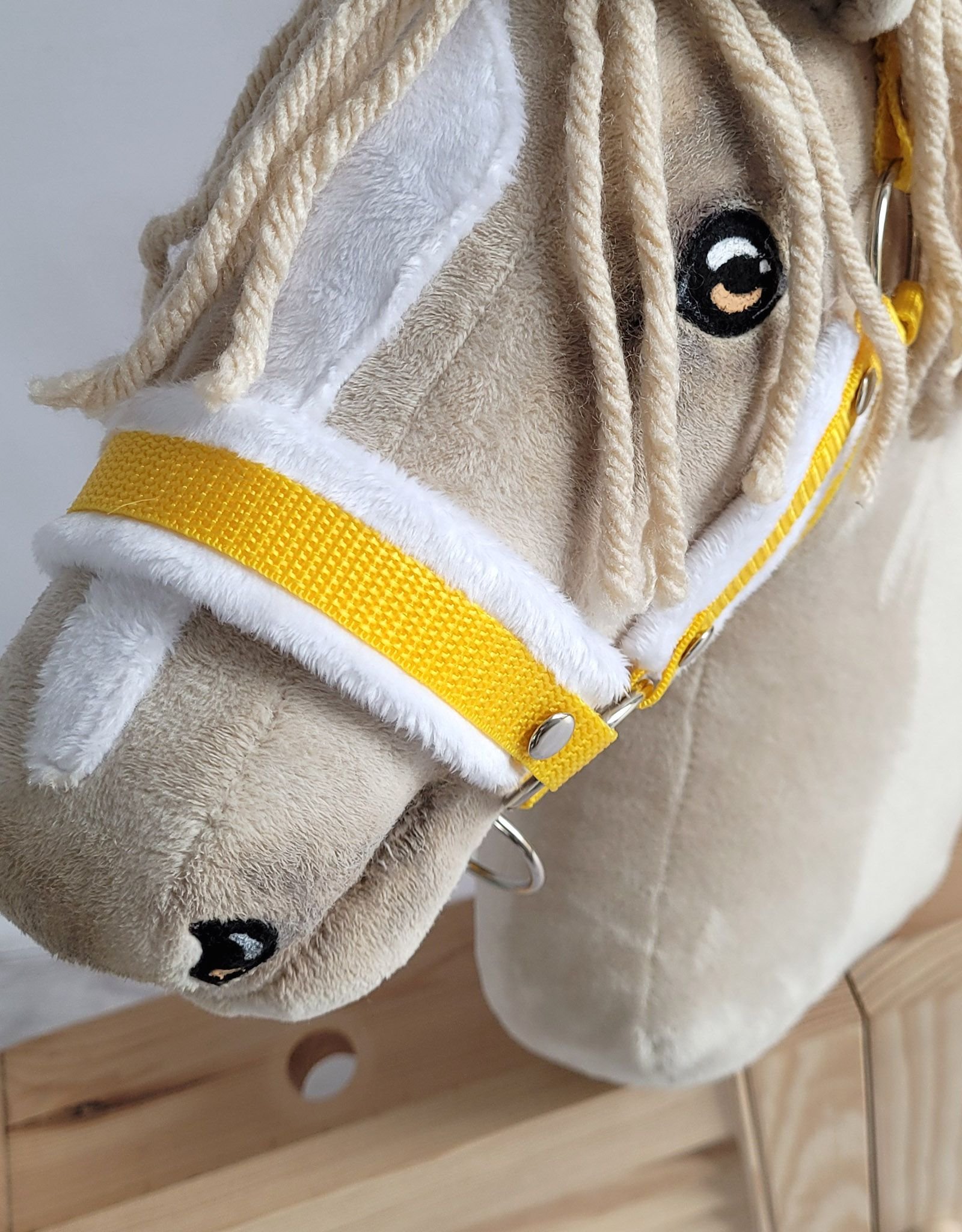 Rinkinys Hobby Horse: apynasris A3 su baltu kailiuku + pavadėlis iš virvės - balta-geltona - Image 3
