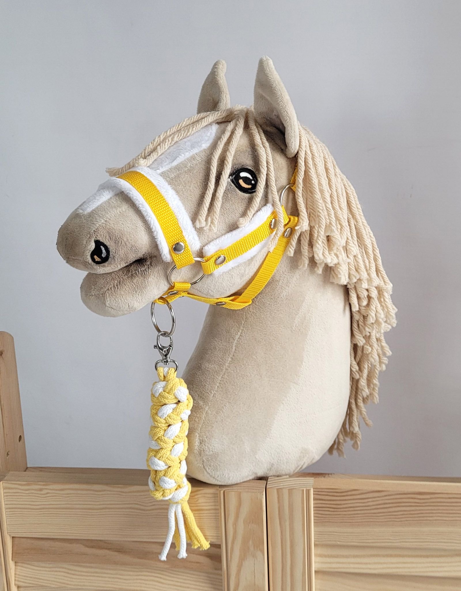 Rinkinys Hobby Horse: apynasris A3 su baltu kailiuku + pavadėlis iš virvės - balta-geltona - Image 5