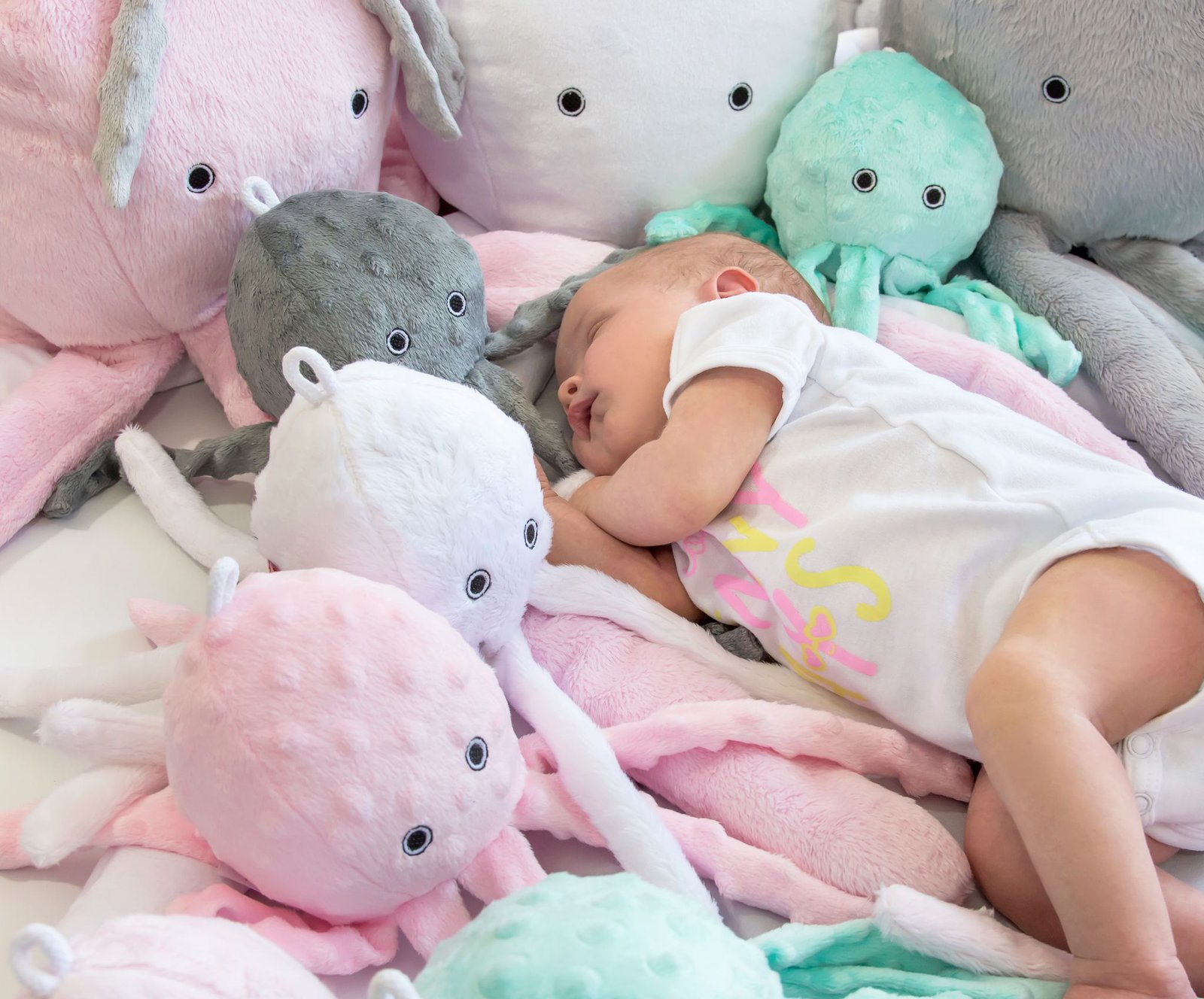 Meilus aštuonkojis su barškučiu - kreminis - taškuotas minky audinys - Image 2