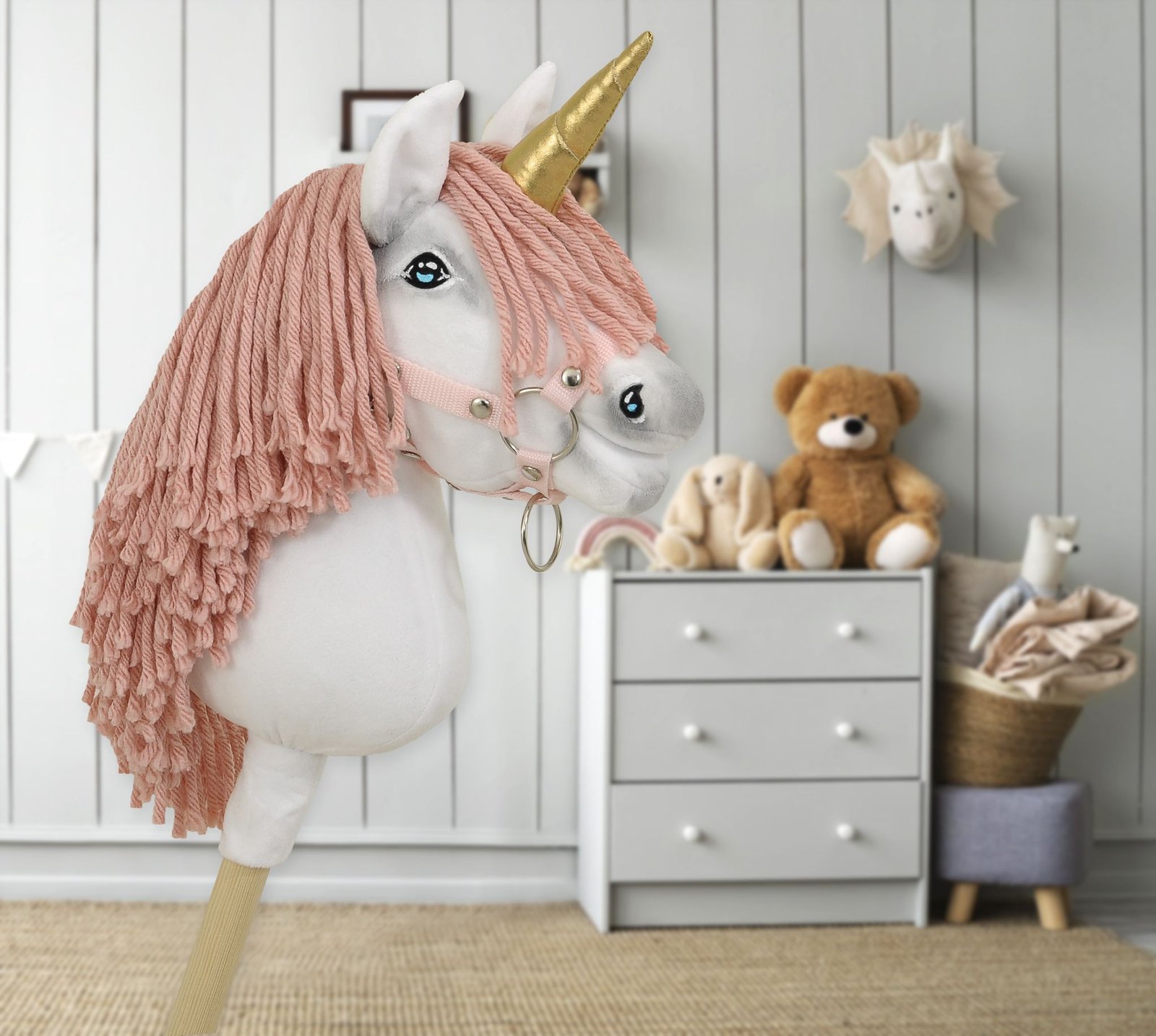 Hobby Horse vienaragis ant lazdos - baltos spalvos su pastelinės rožinės spalvos karčiais ir auksiniu ragu A4 - Image 7