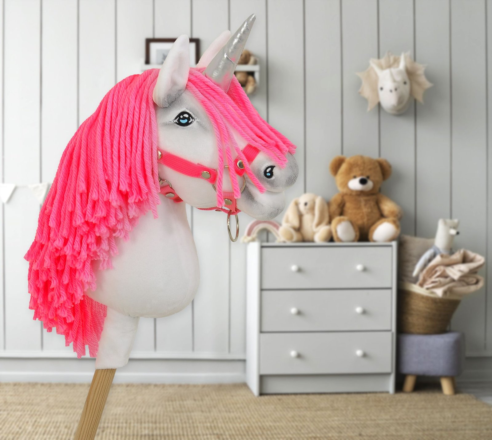 Hobby Horse vienaragis ant lazdos - baltos spalvos su neoninės rožinės spalvos karčiais ir sidabriniu ragu A4 - Image 7