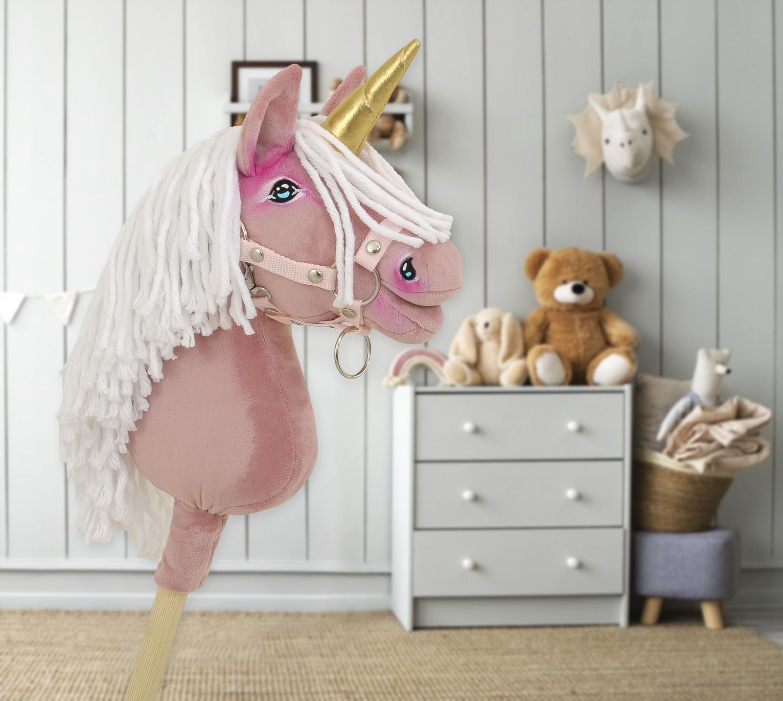 Hobby Horse vienaragis ant lazdos - pastelinės rožinės spalvos su baltais karčiais ir auksiniu ragu A4 - Image 7