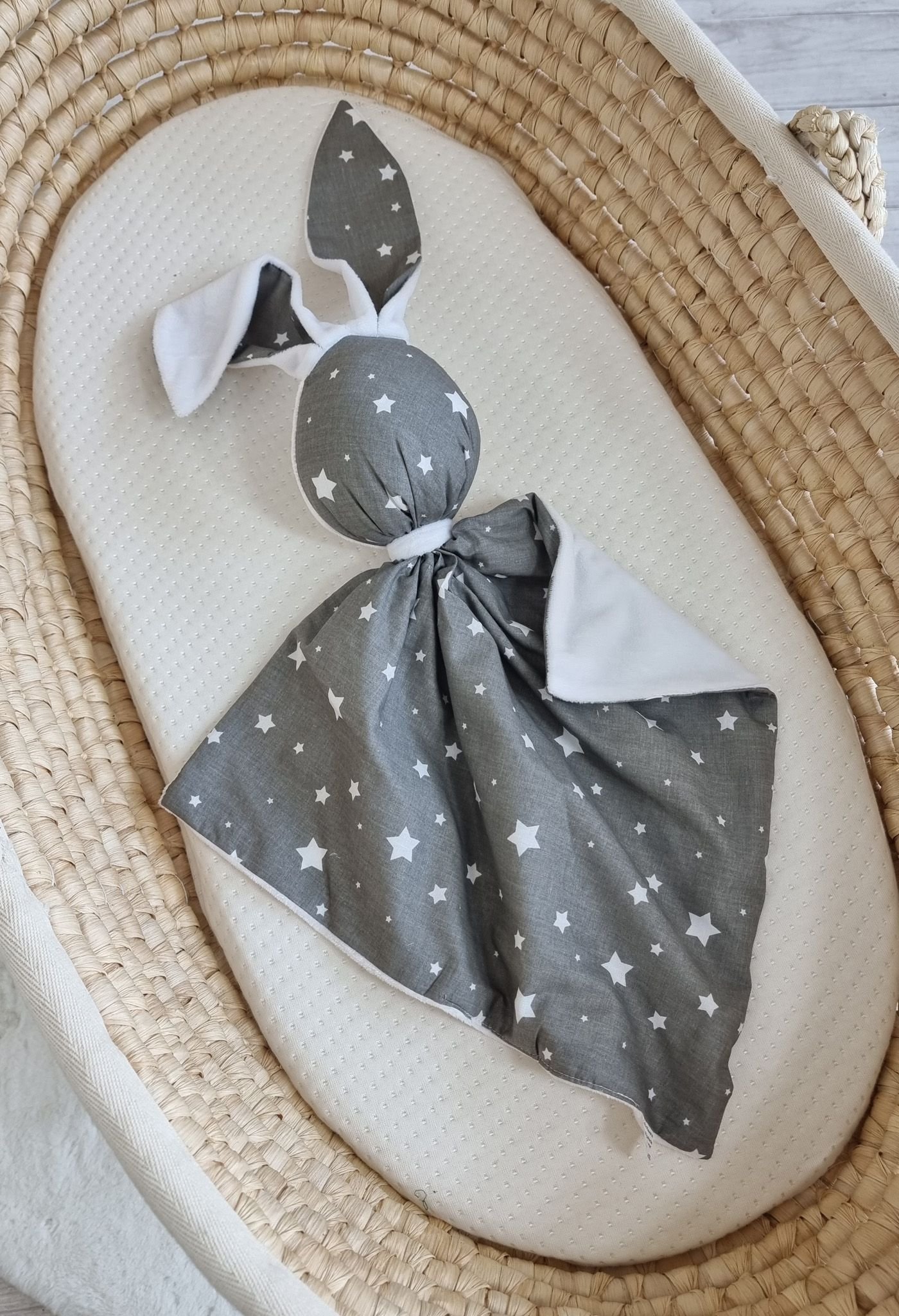 DOUDOU dvipusis meilus kiškutis iš medvilnės ir minky audinio - Mažos pilkos žvaigždutės - balta - Image 4