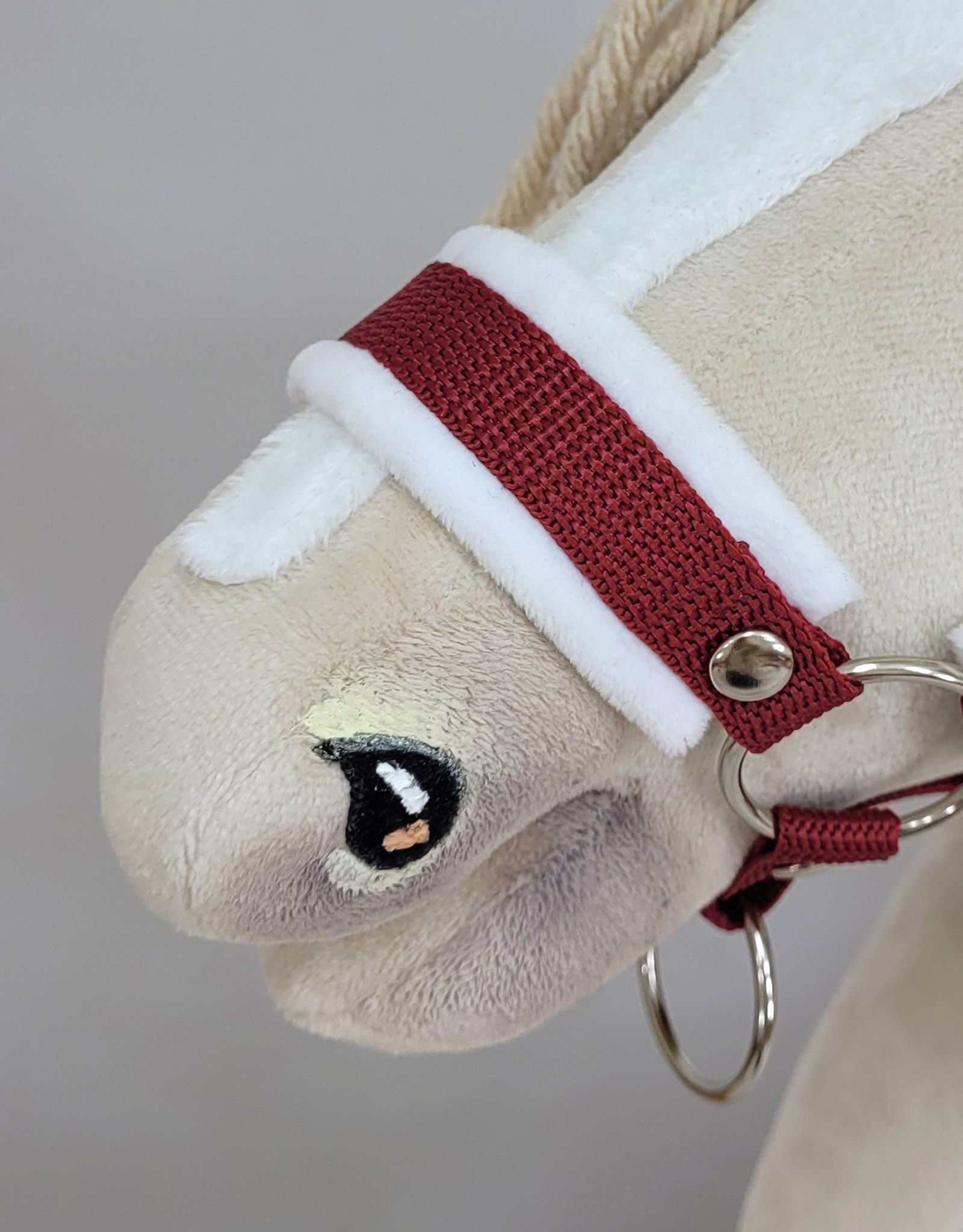 Reguliuojamas apynasris Hobby Horse žirgeliui A3 - bordo su baltu pūkeliu - Image 3