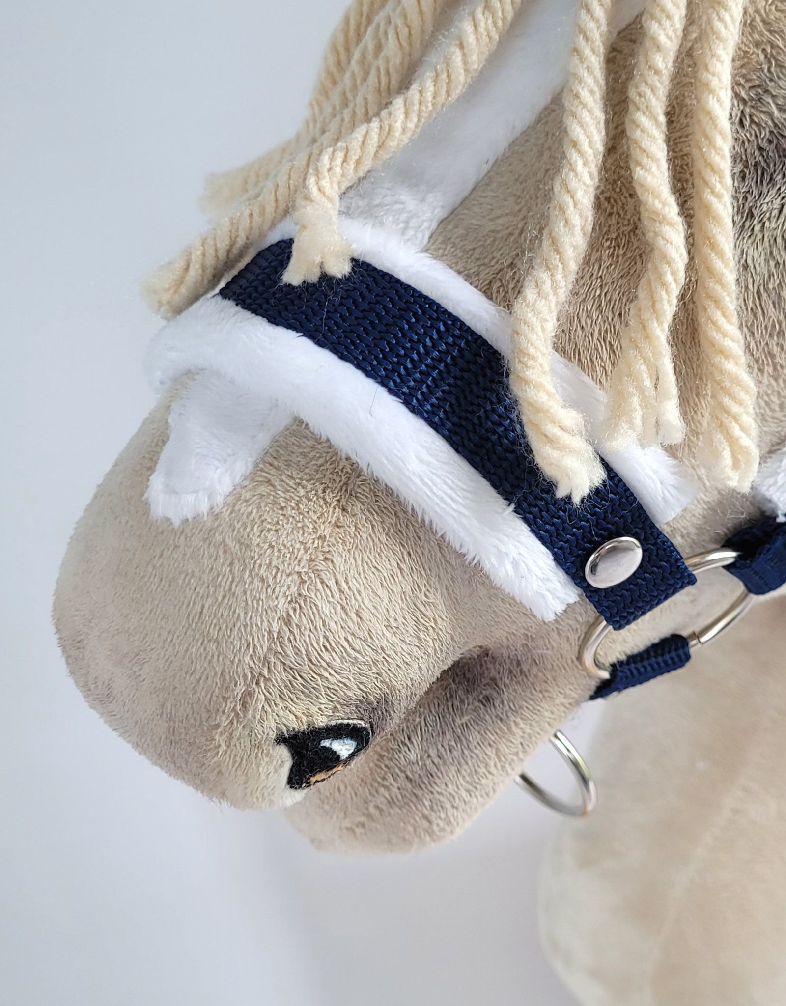 Reguliuojamas apynasris Hobby Horse žirgeliui A3 - tamsiai mėlyna su baltu pūkeliu - Image 3