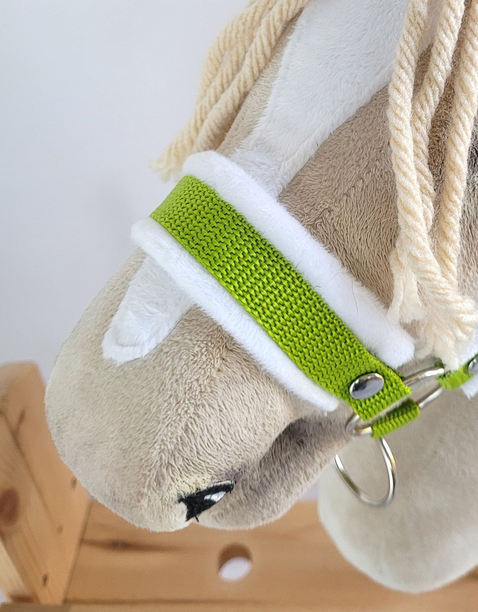 Reguliuojamas apynasris Hobby Horse žirgeliui A3 - limetų žalia su baltu pūkeliu - Image 2