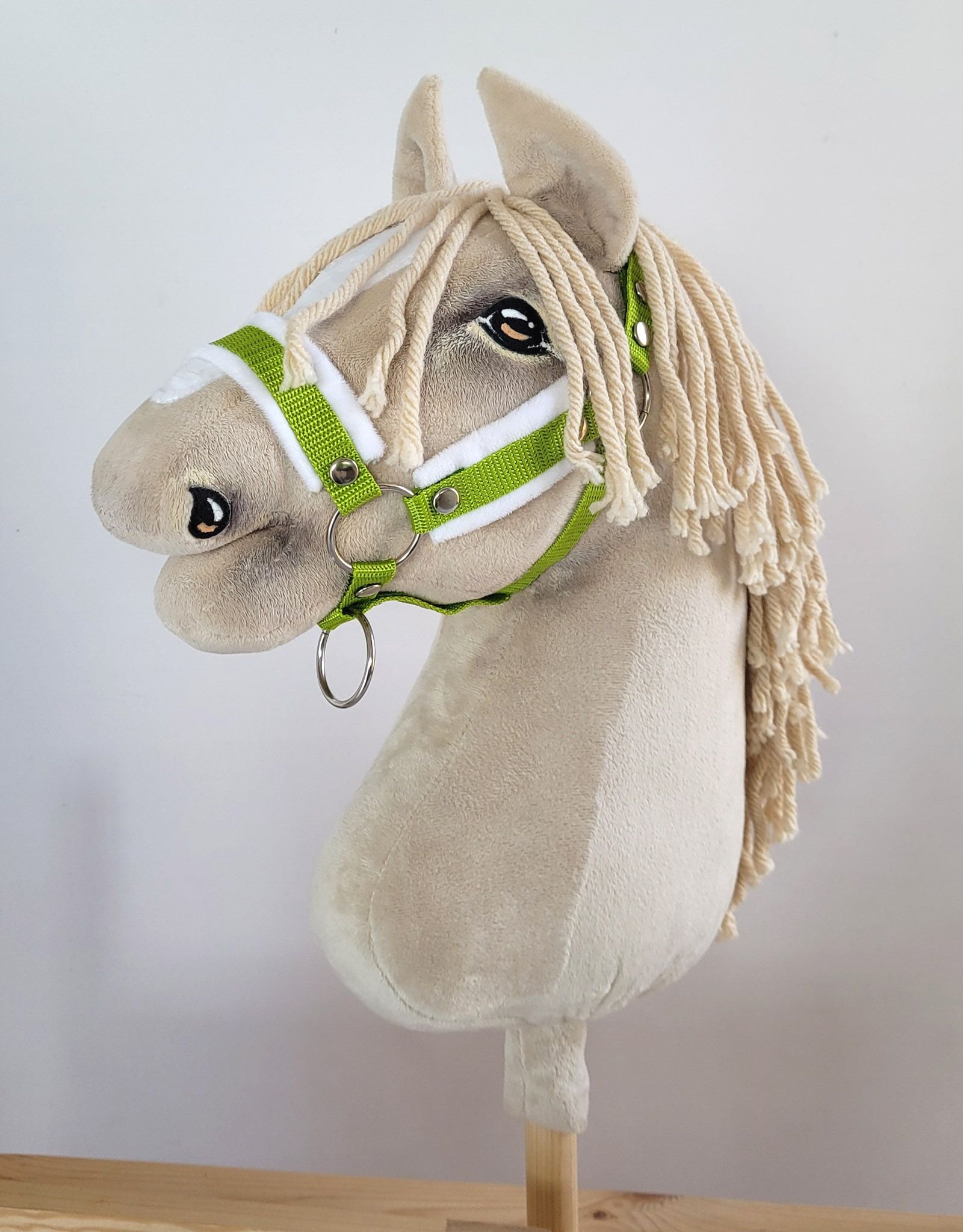 Reguliuojamas apynasris Hobby Horse žirgeliui A3 - limetų žalia su baltu pūkeliu - Image 3