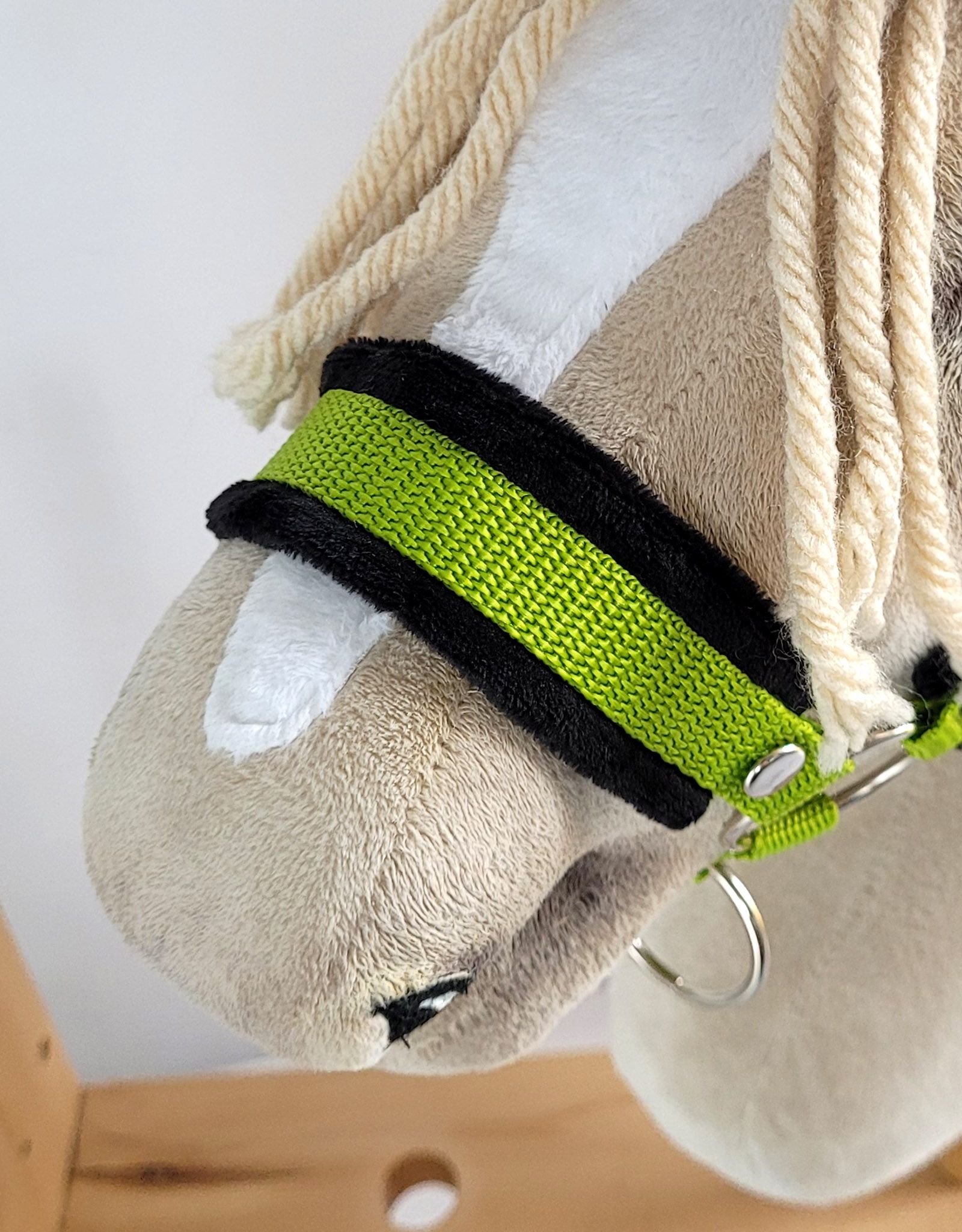 Reguliuojamas apynasris Hobby Horse žirgeliui A3 - limetų žalia su juodu pūkeliu - Image 2