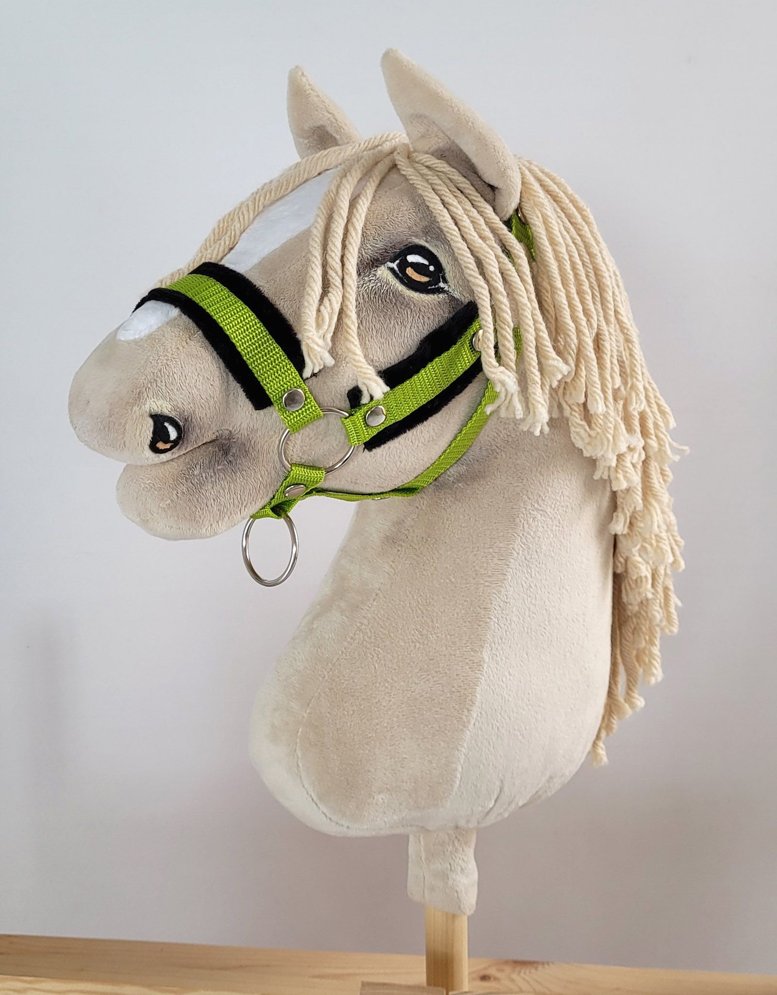 Reguliuojamas apynasris Hobby Horse žirgeliui A3 - limetų žalia su juodu pūkeliu - Image 3