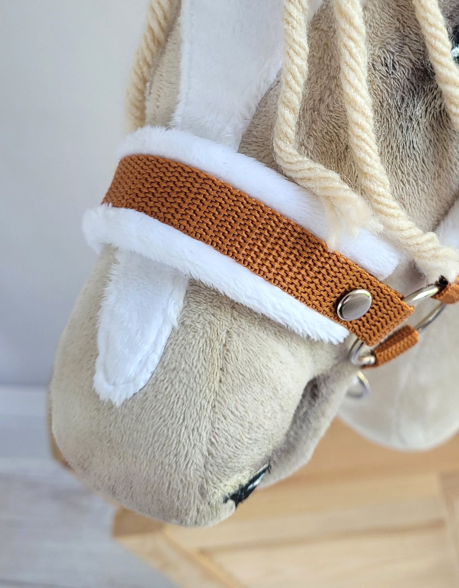 Reguliuojamas apynasris Hobby Horse žirgeliui A3 - imbierinė su baltu pūkeliu - Image 2