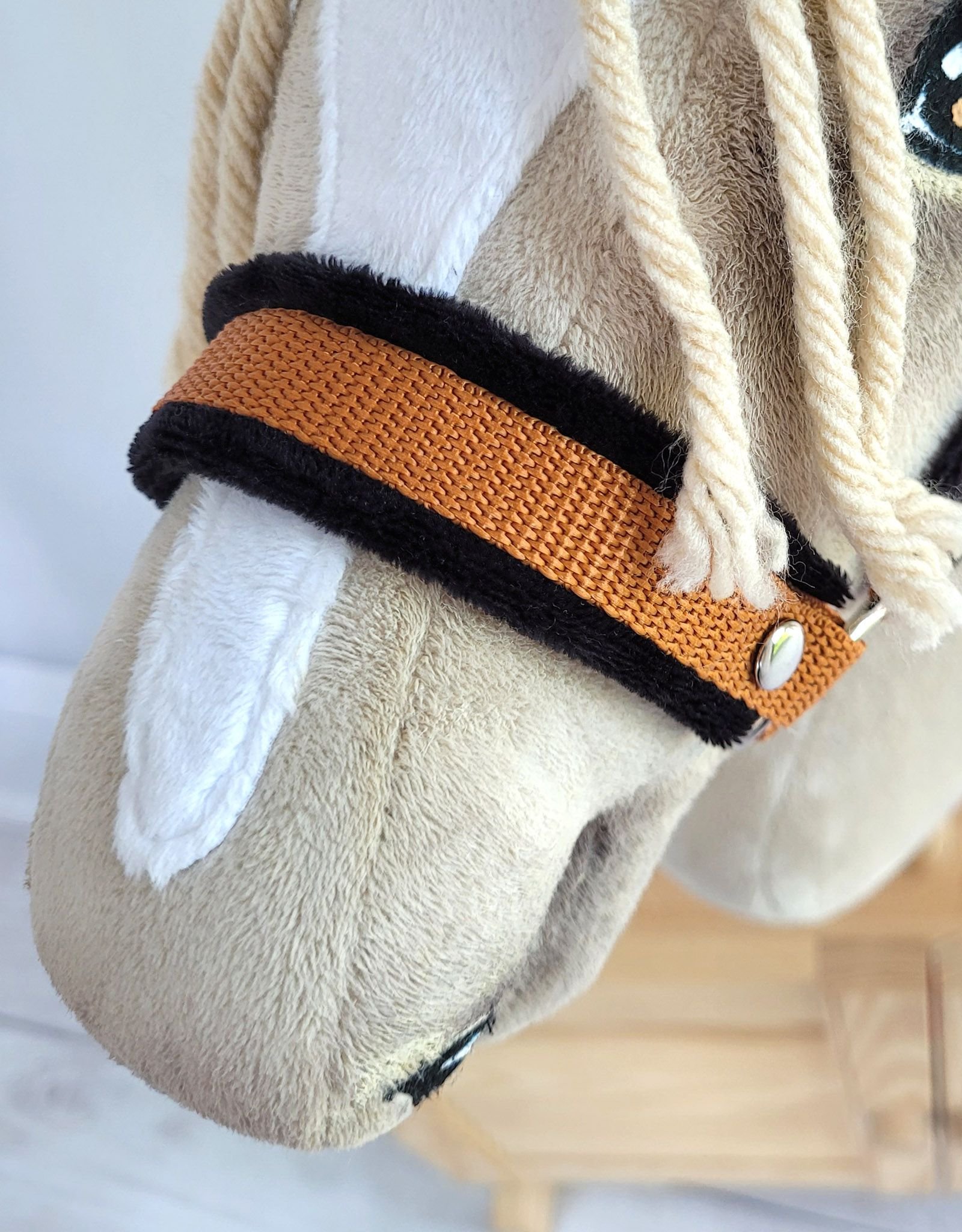 Reguliuojamas apynasris Hobby Horse žirgeliui A3 - imbierinė su juodu pūkeliu - Image 2