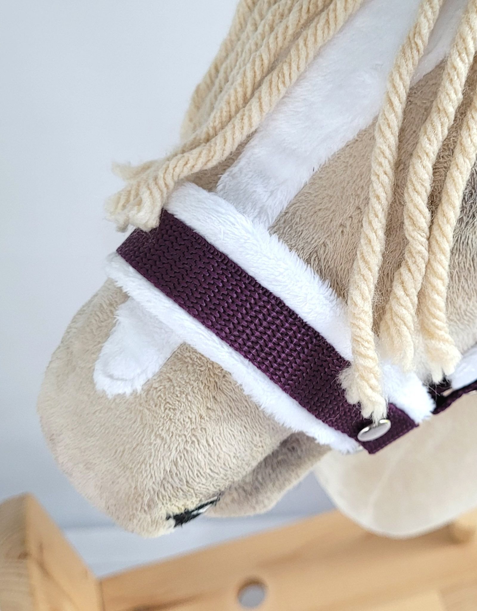 Reguliuojamas apynasris Hobby Horse žirgeliui A3 - slyvinė su baltu pūkeliu - Image 3