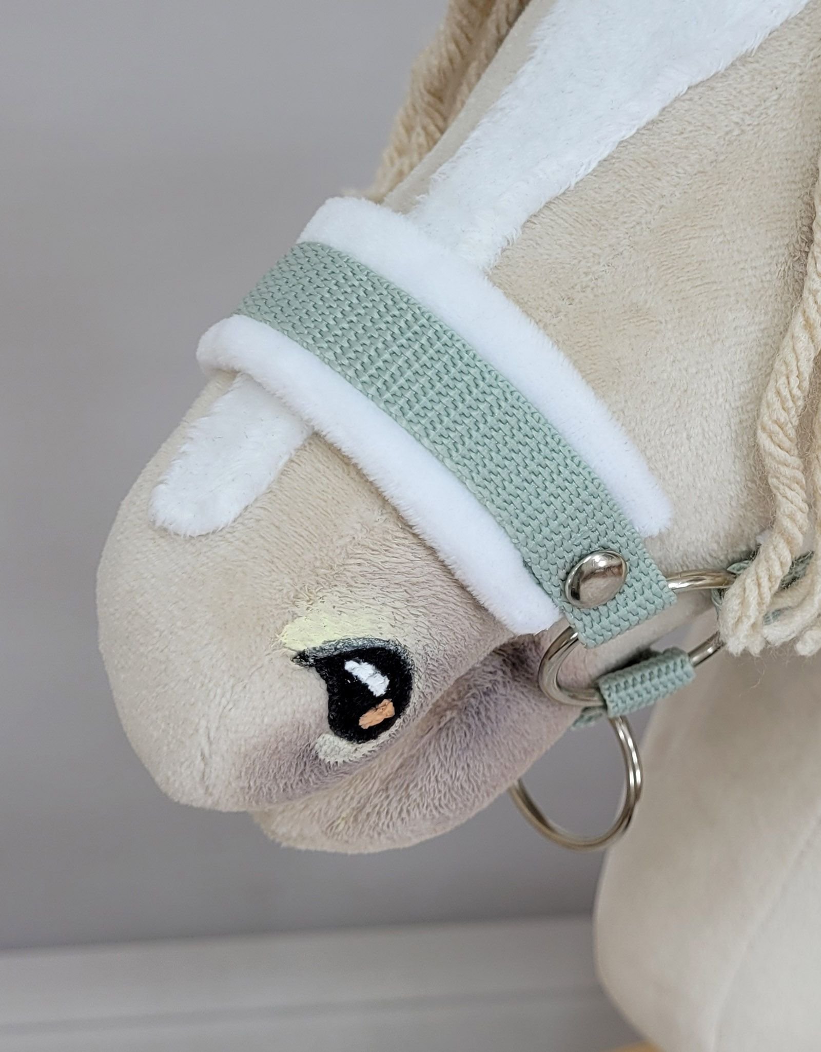 Reguliuojamas apynasris Hobby Horse žirgeliui A3 - šalavijų žalia su baltu pūkeliu - Image 3