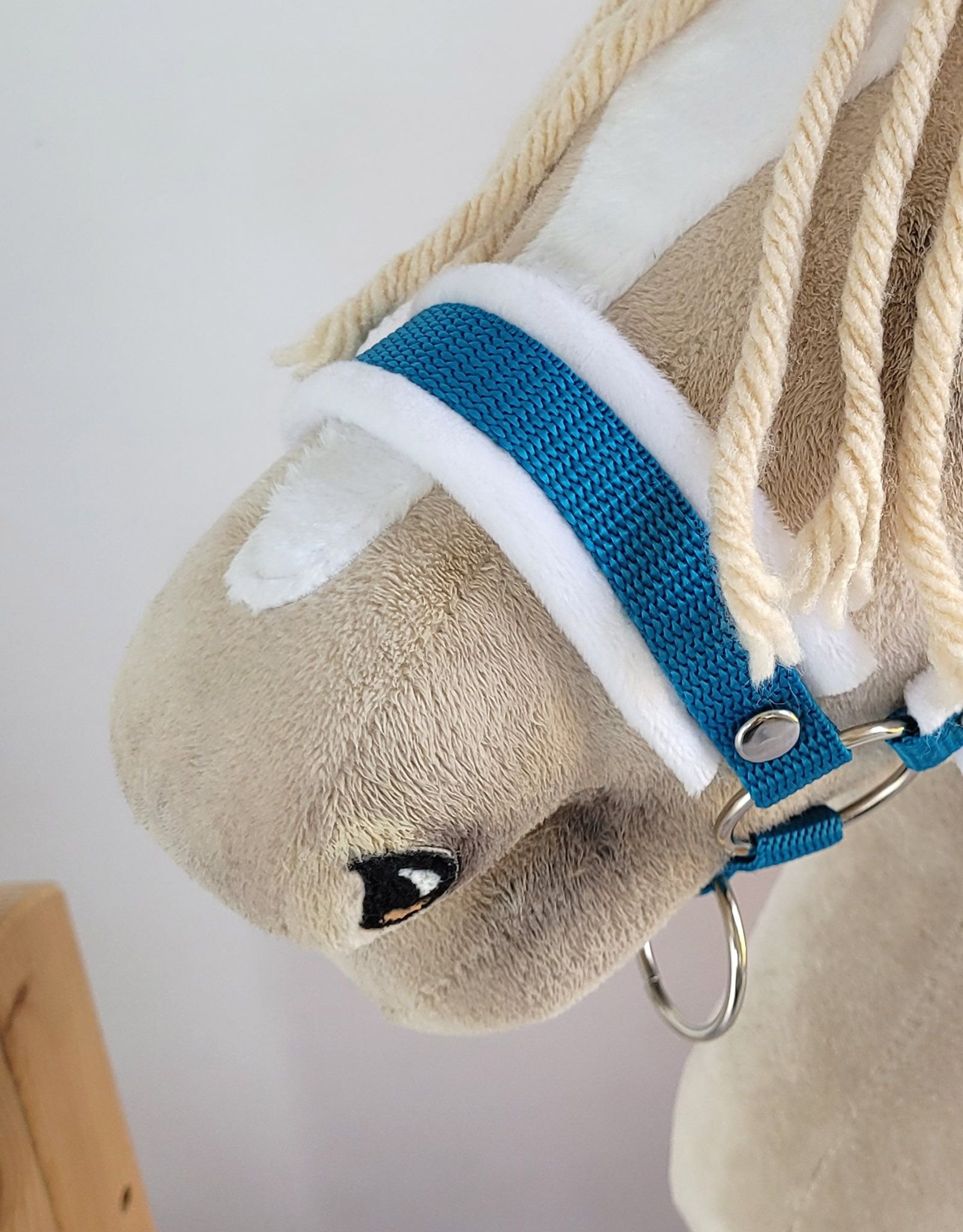 Reguliuojamas apynasris Hobby Horse žirgeliui A3 - turkio spalvos su baltu pūkeliu - Image 2