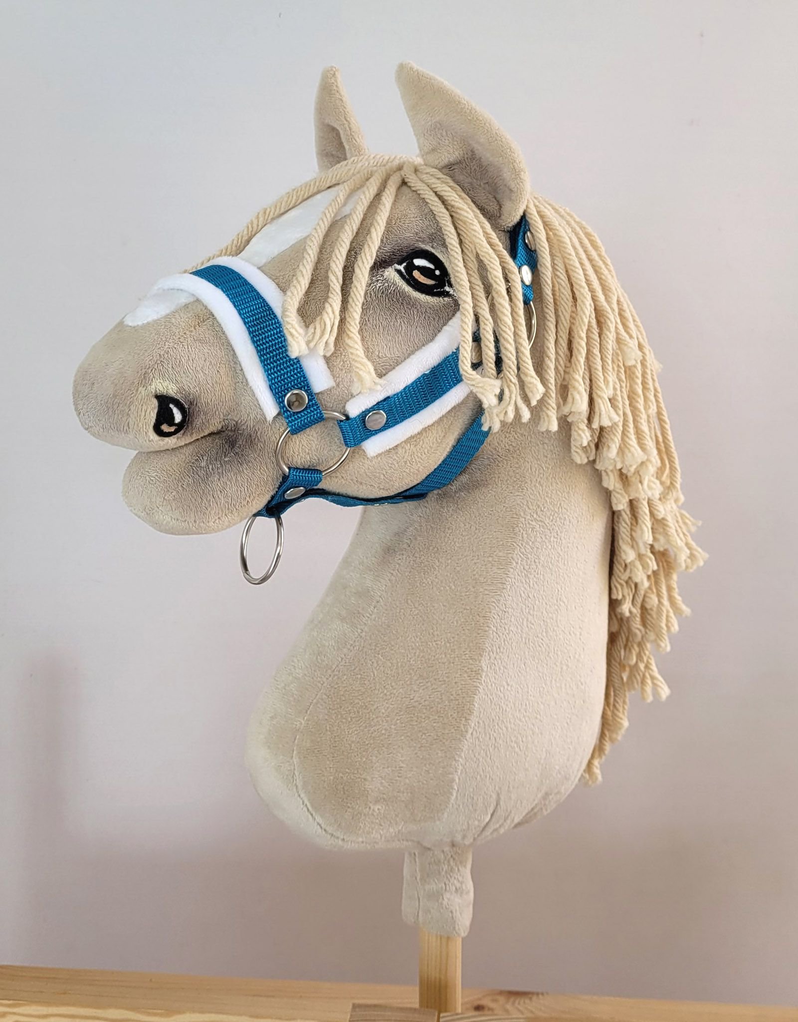 Reguliuojamas apynasris Hobby Horse žirgeliui A3 - turkio spalvos su baltu pūkeliu - Image 3