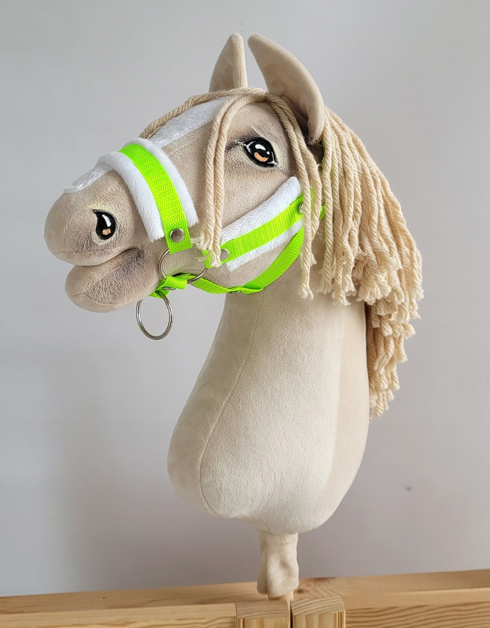 Reguliuojamas apynasris Hobby Horse žirgeliui A3 - neoninė žalia su baltu pūkeliu - Image 2