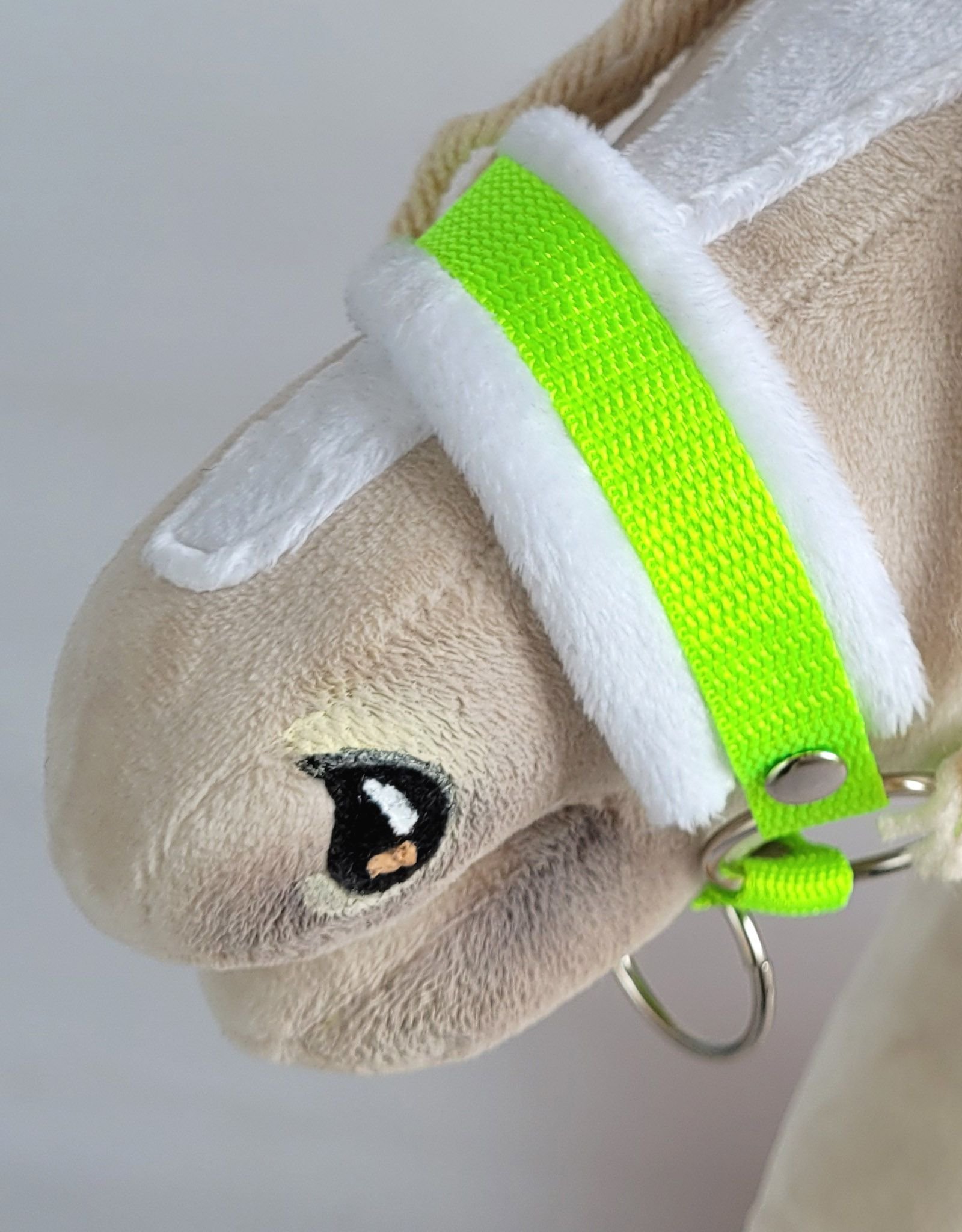 Reguliuojamas apynasris Hobby Horse žirgeliui A3 - neoninė žalia su baltu pūkeliu - Image 3