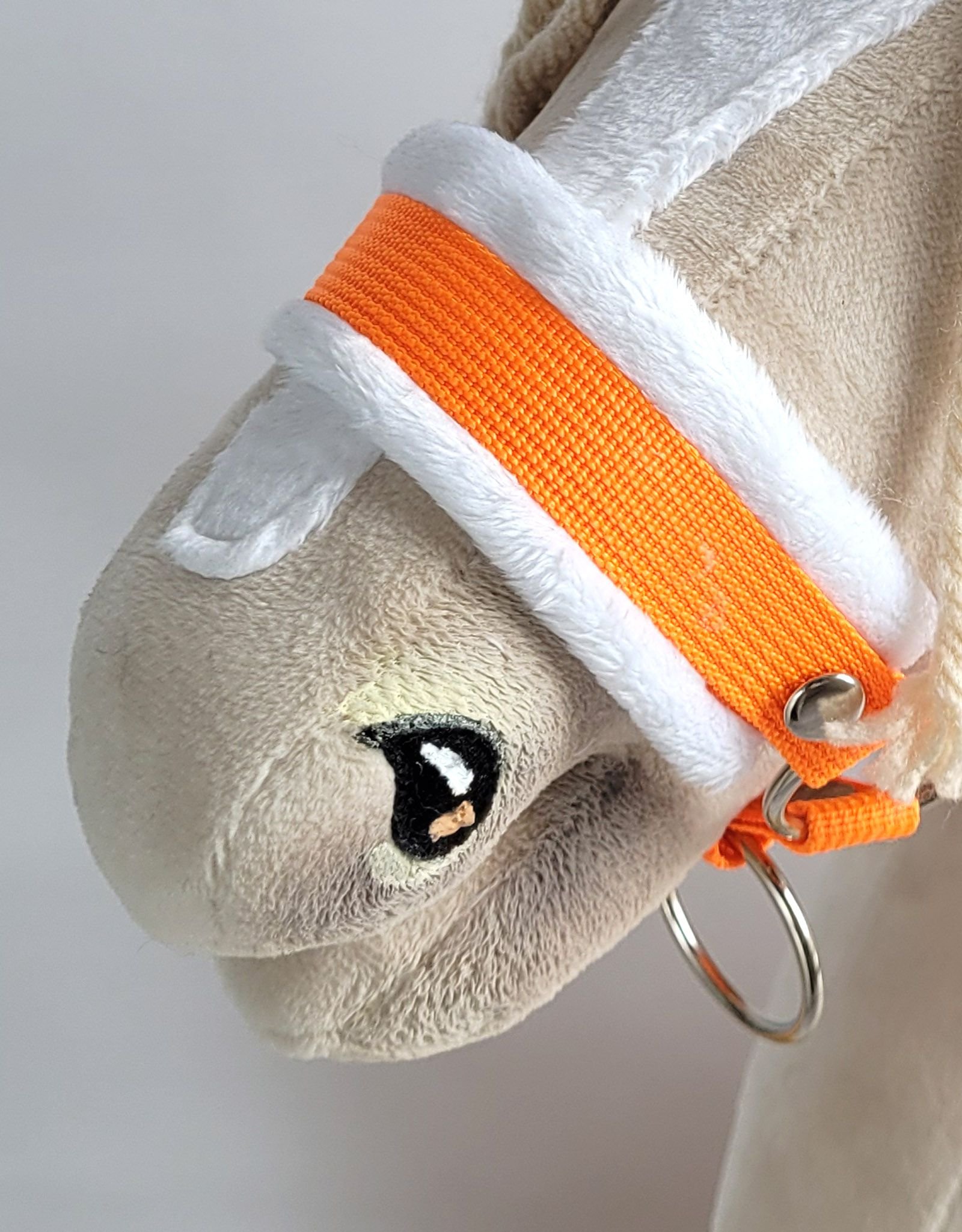 Reguliuojamas apynasris Hobby Horse žirgeliui A3 - neoninė oranžinė su baltu pūkeliu - Image 3