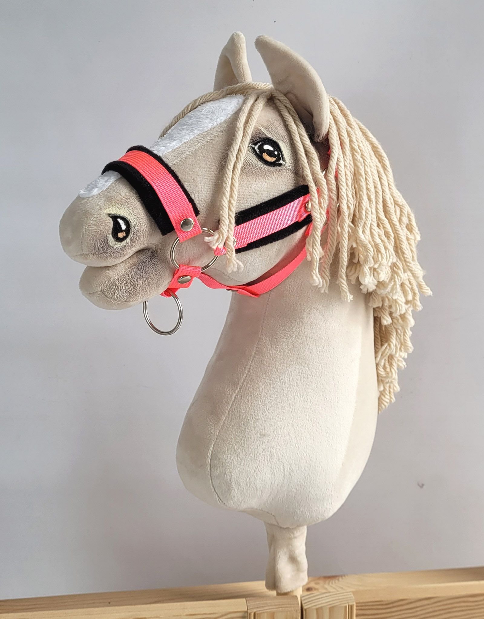 Reguliuojamas apynasris Hobby Horse žirgeliui A3 - neoninė rožinė su juodu pūkeliu - Image 2