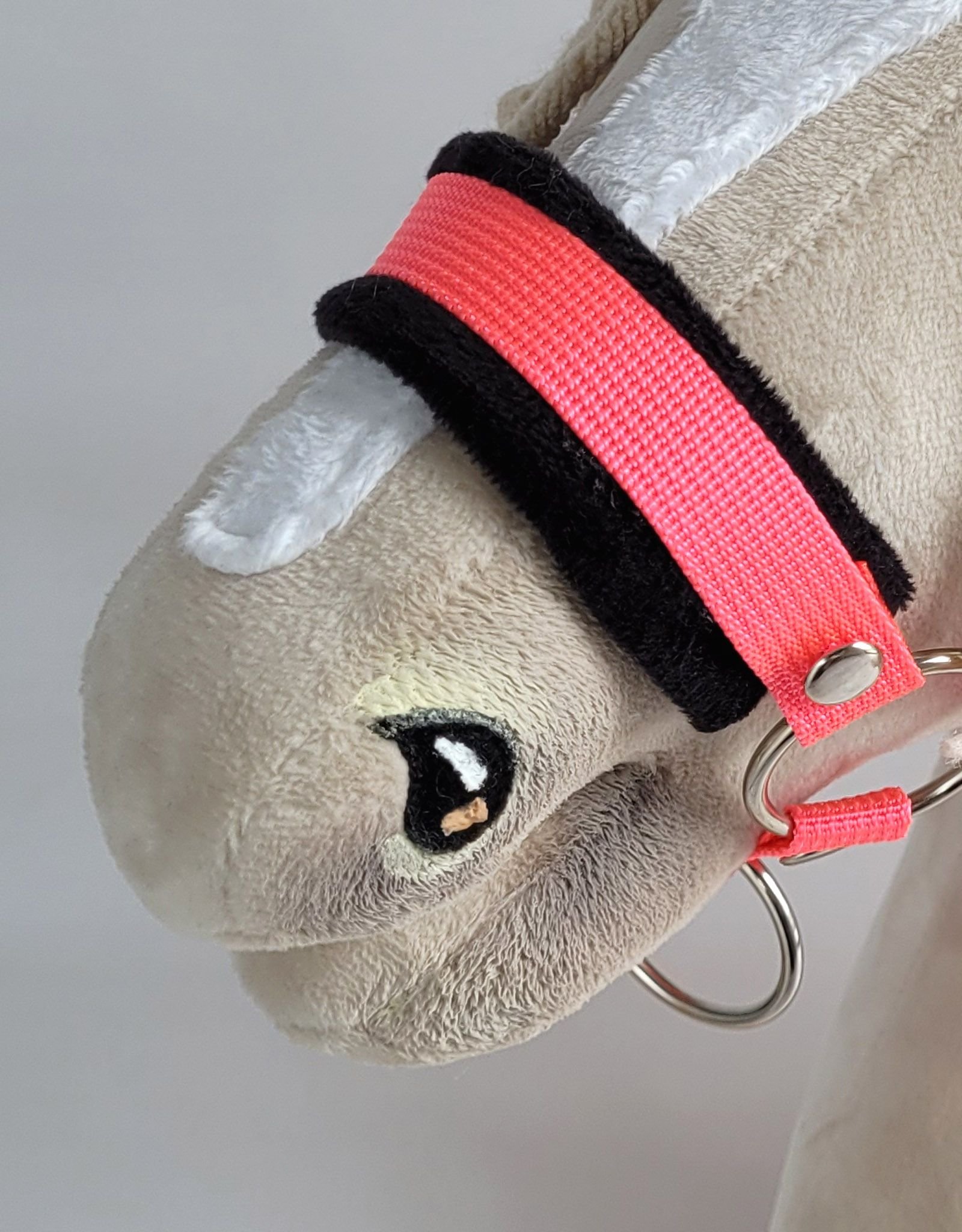 Reguliuojamas apynasris Hobby Horse žirgeliui A3 - neoninė rožinė su juodu pūkeliu - Image 3