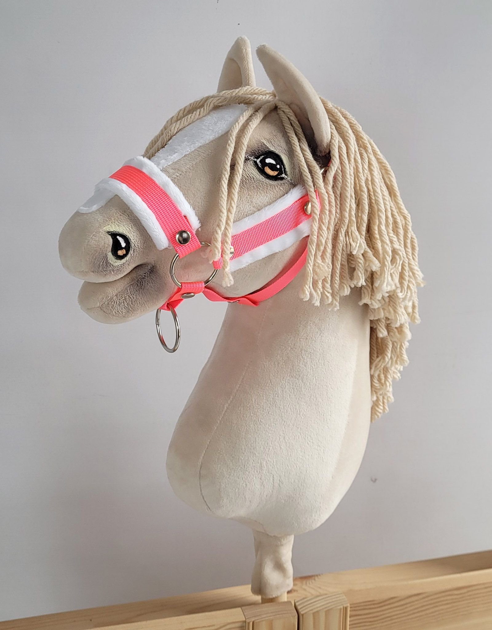 Reguliuojamas apynasris Hobby Horse žirgeliui A3 - neoninė rožinė su baltu pūkeliu - Image 2