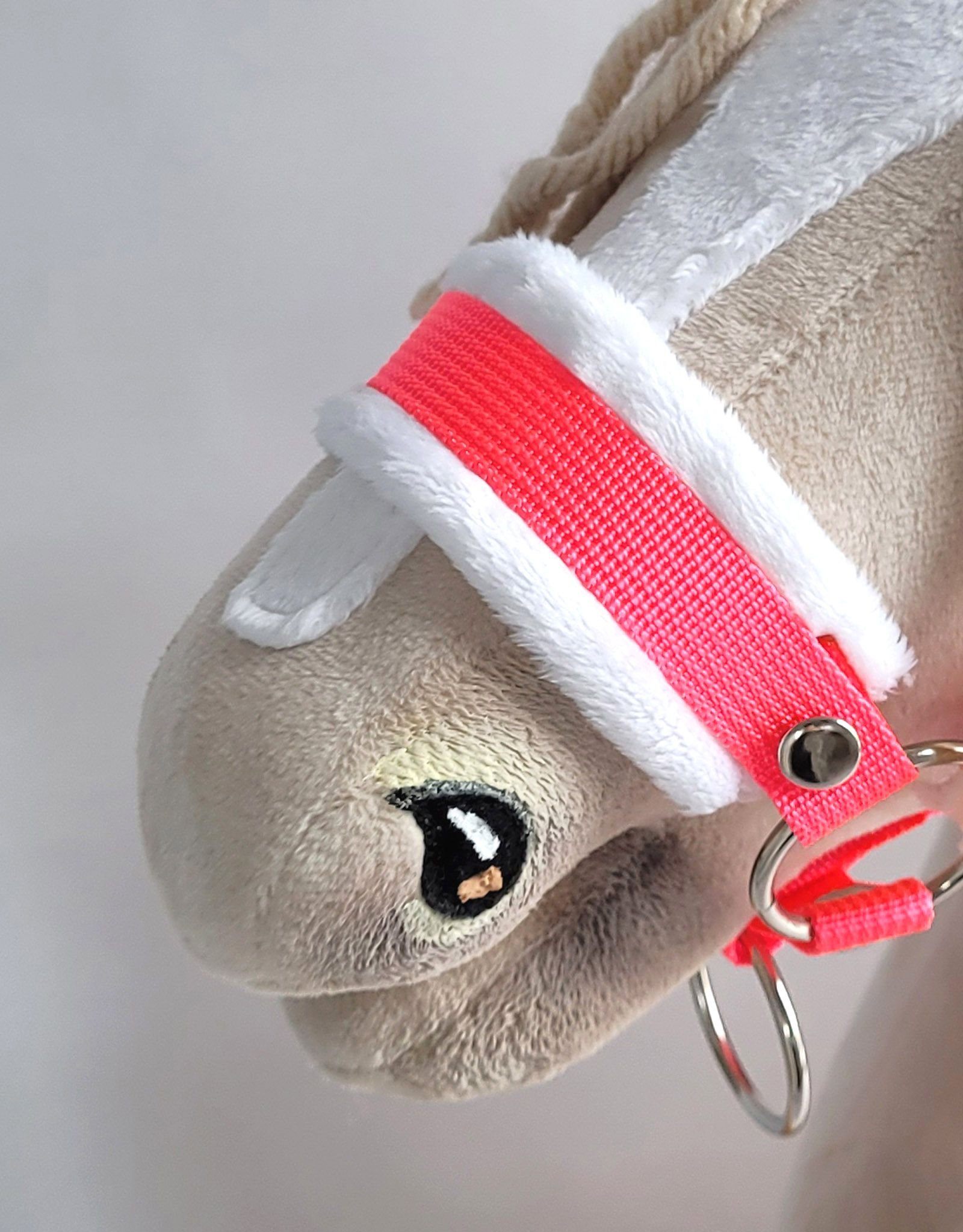 Reguliuojamas apynasris Hobby Horse žirgeliui A3 - neoninė rožinė su baltu pūkeliu - Image 3