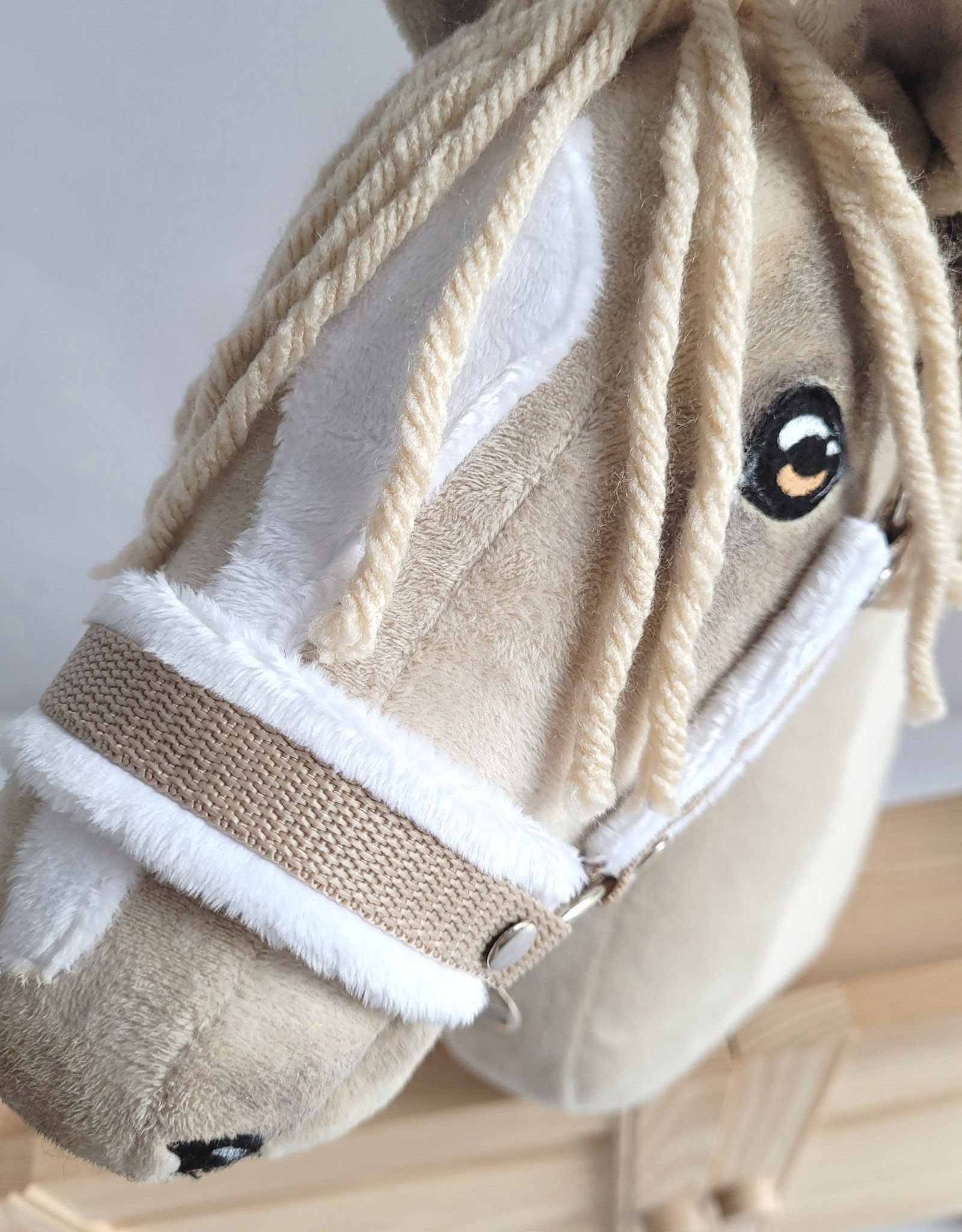 Reguliuojamas apynasris Hobby Horse žirgeliui A3 - smėlio spalvos su baltu pūkeliu - Image 4